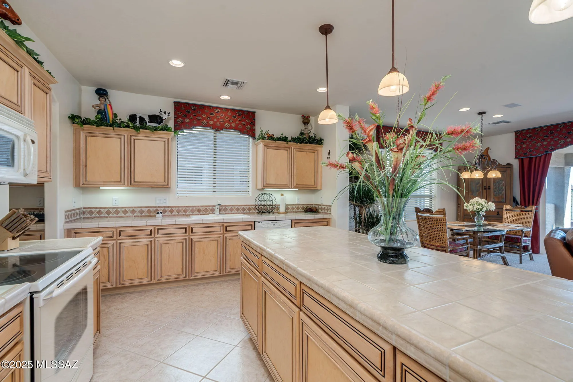 Property Slideshow image 14 of 47 | 615 w moorwood st, Green Valley, AZ, 85614