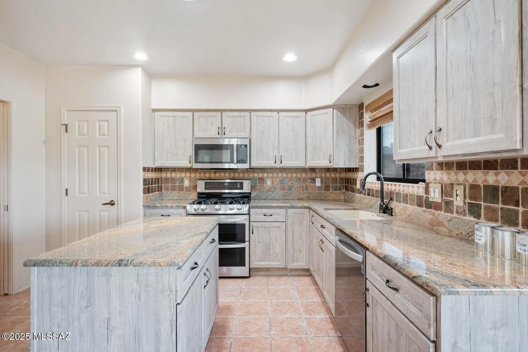 Property Slideshow image 14 of 40 | 1044 w camino del desierto, Green Valley, AZ, 85614