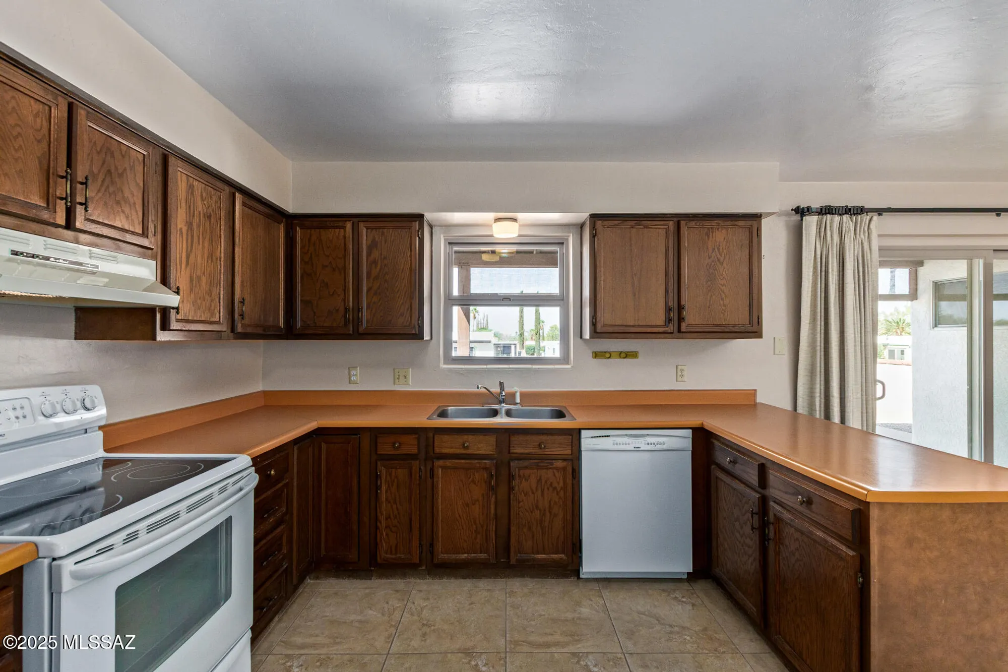 Property Slideshow image 14 of 32 | 921 s abrego dr, Green Valley, AZ, 85614