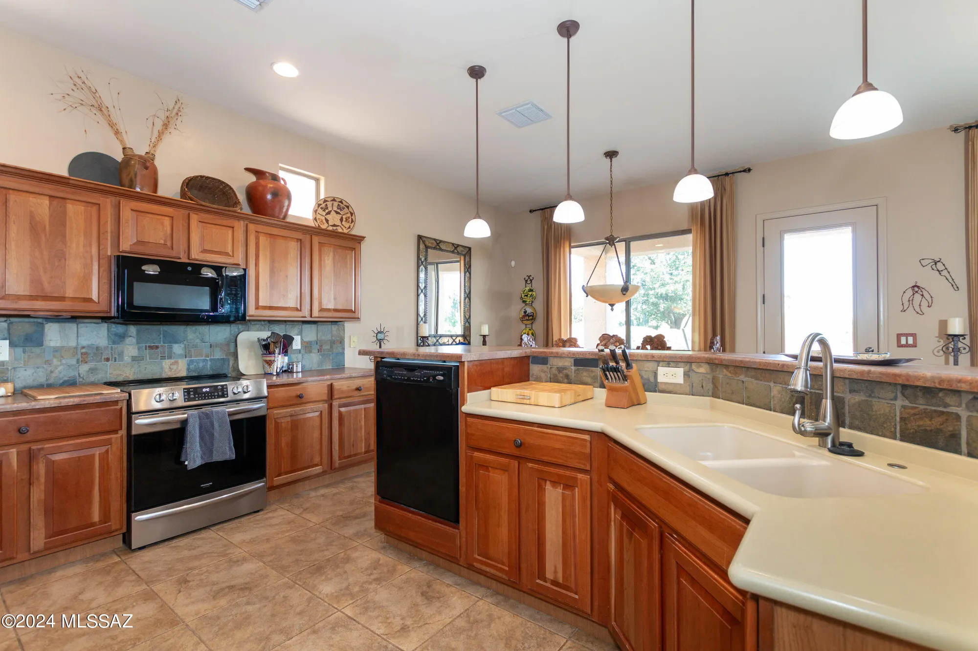 Property Slideshow image 12 of 50 | 852 w mountain stone dr, Green Valley, AZ, 85614