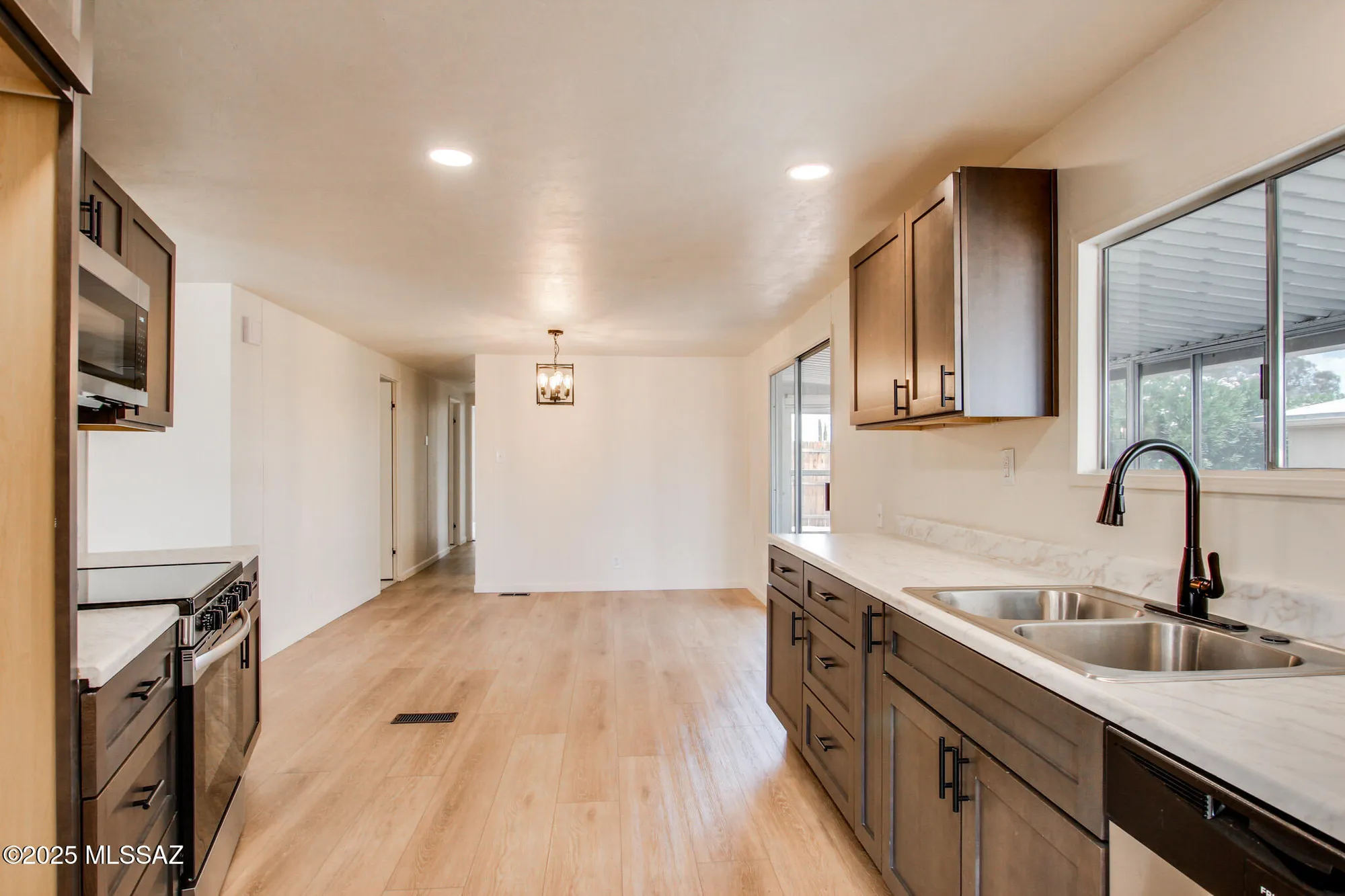 Property Slideshow image 4 of 37 | 270 w pinon dr, Green Valley, AZ, 85614