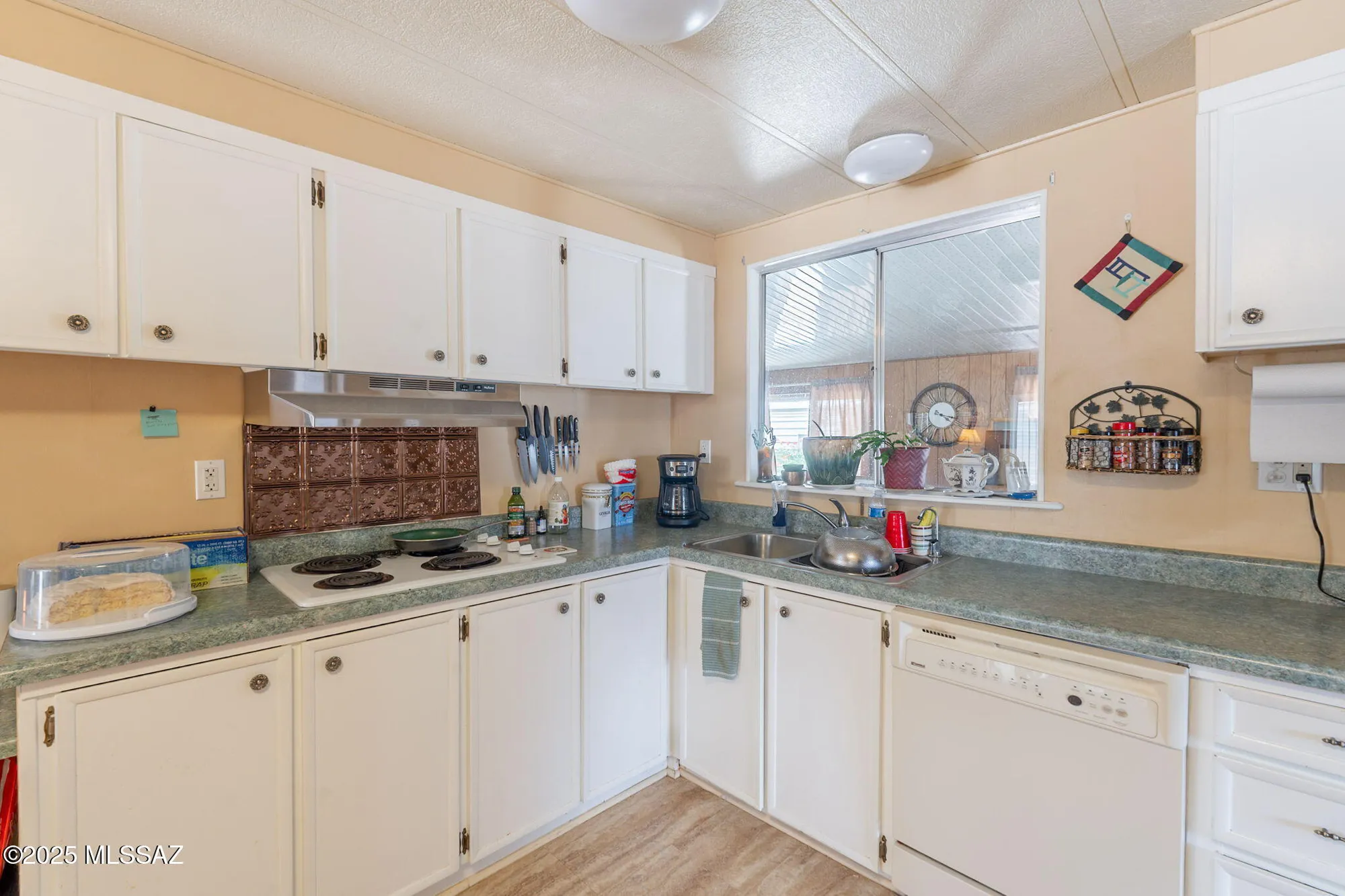 Property Slideshow image 8 of 51 | 240 w cumaro dr, Green Valley, AZ, 85614