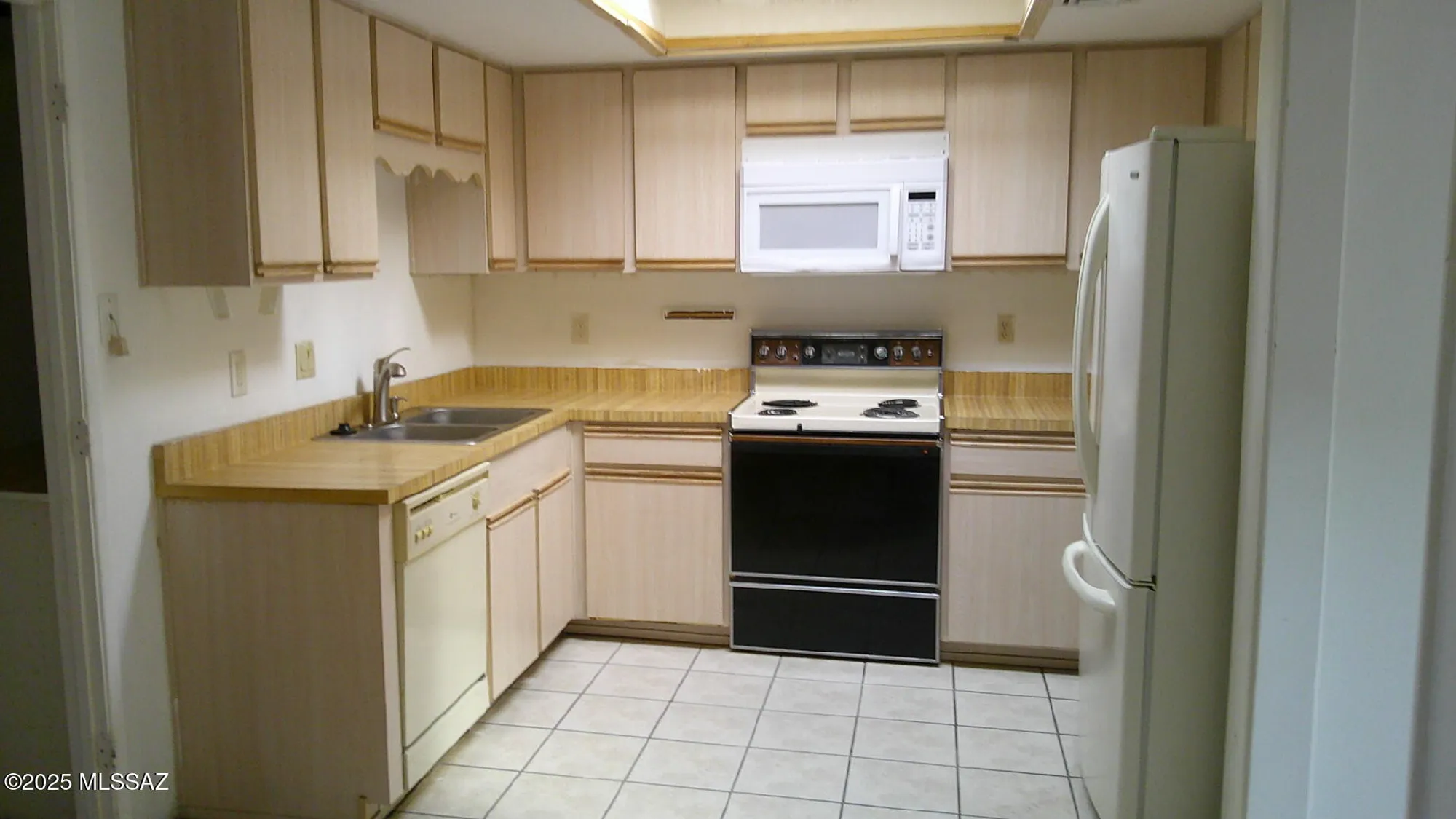 Property Slideshow image 7 of 14 | 352 e paseo verde, Green Valley, AZ, 85614