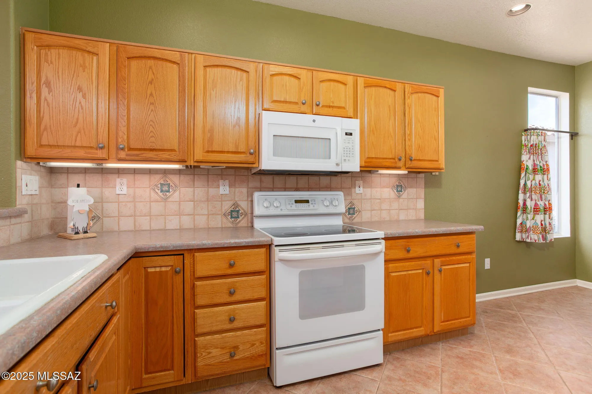 Property Slideshow image 6 of 36 | 9454 n whispering shadows way, Tucson, AZ, 85743