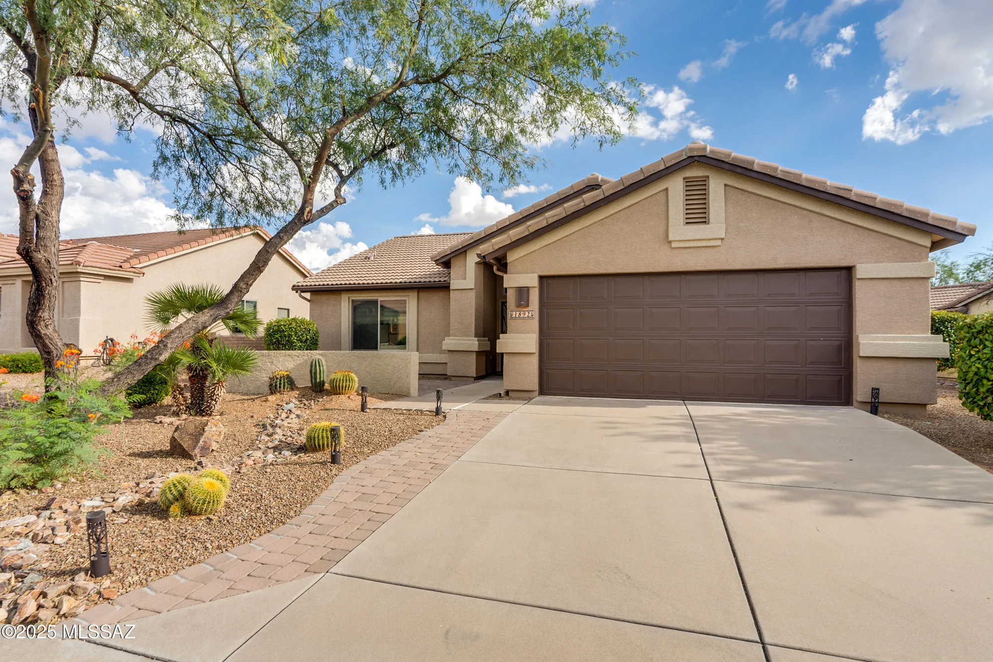 Property Slideshow image 4 of 50 | 1892 e cliff swallow trl, Green Valley, AZ, 85614