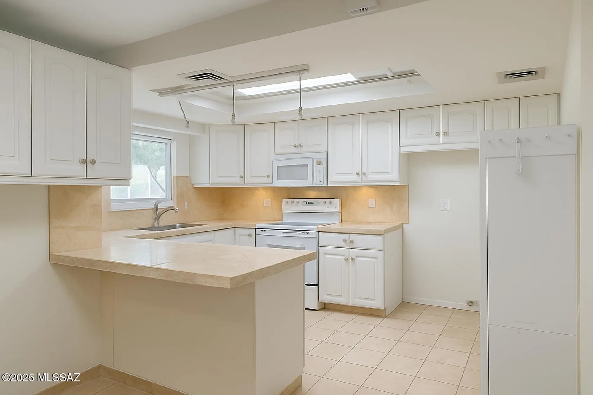 Property Slideshow image 5 of 25 | 143 e santa chalice dr, Green Valley, AZ, 85614