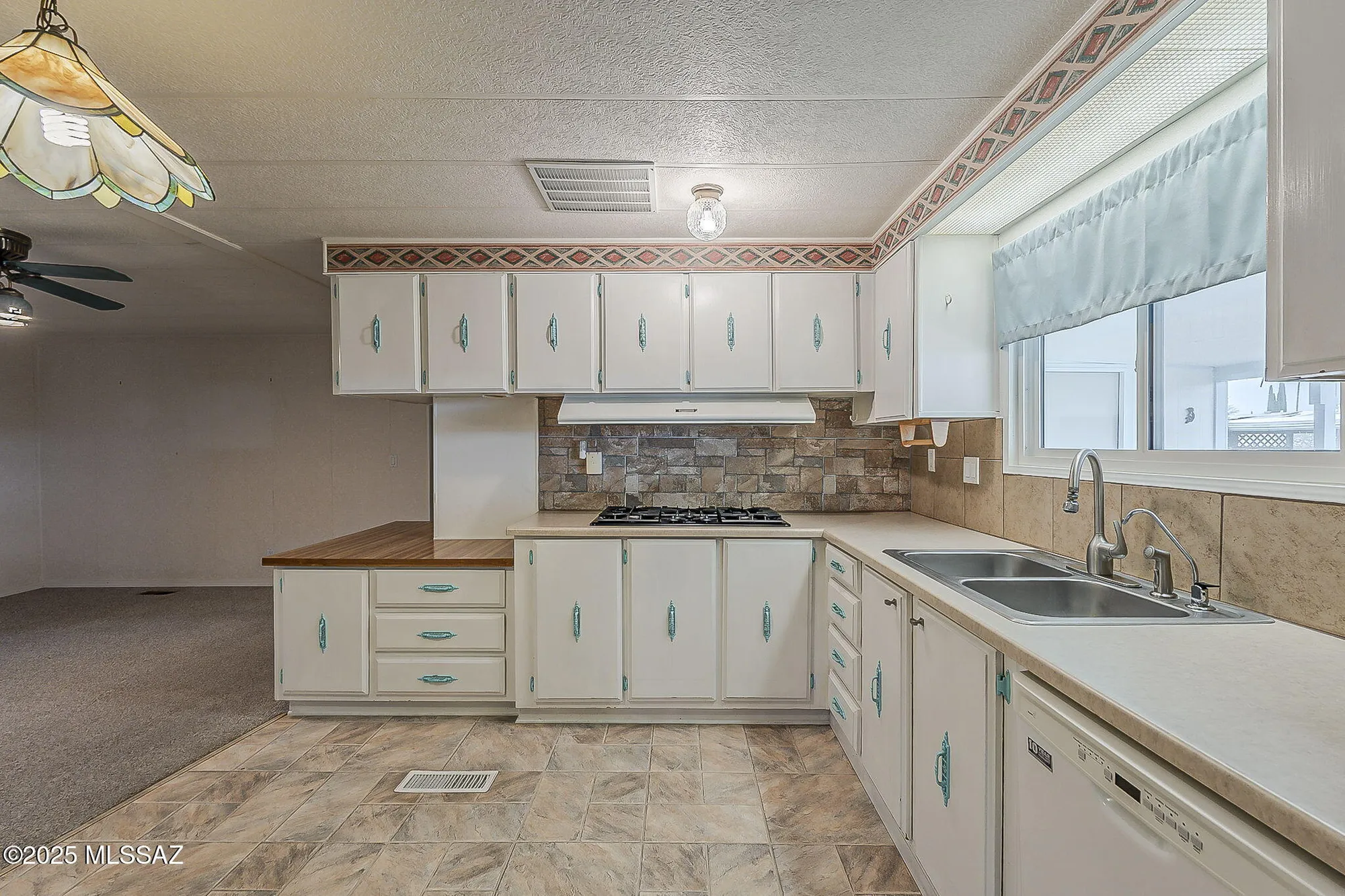 Property Slideshow image 7 of 39 | 100 w pinon dr, Green Valley, AZ, 85614