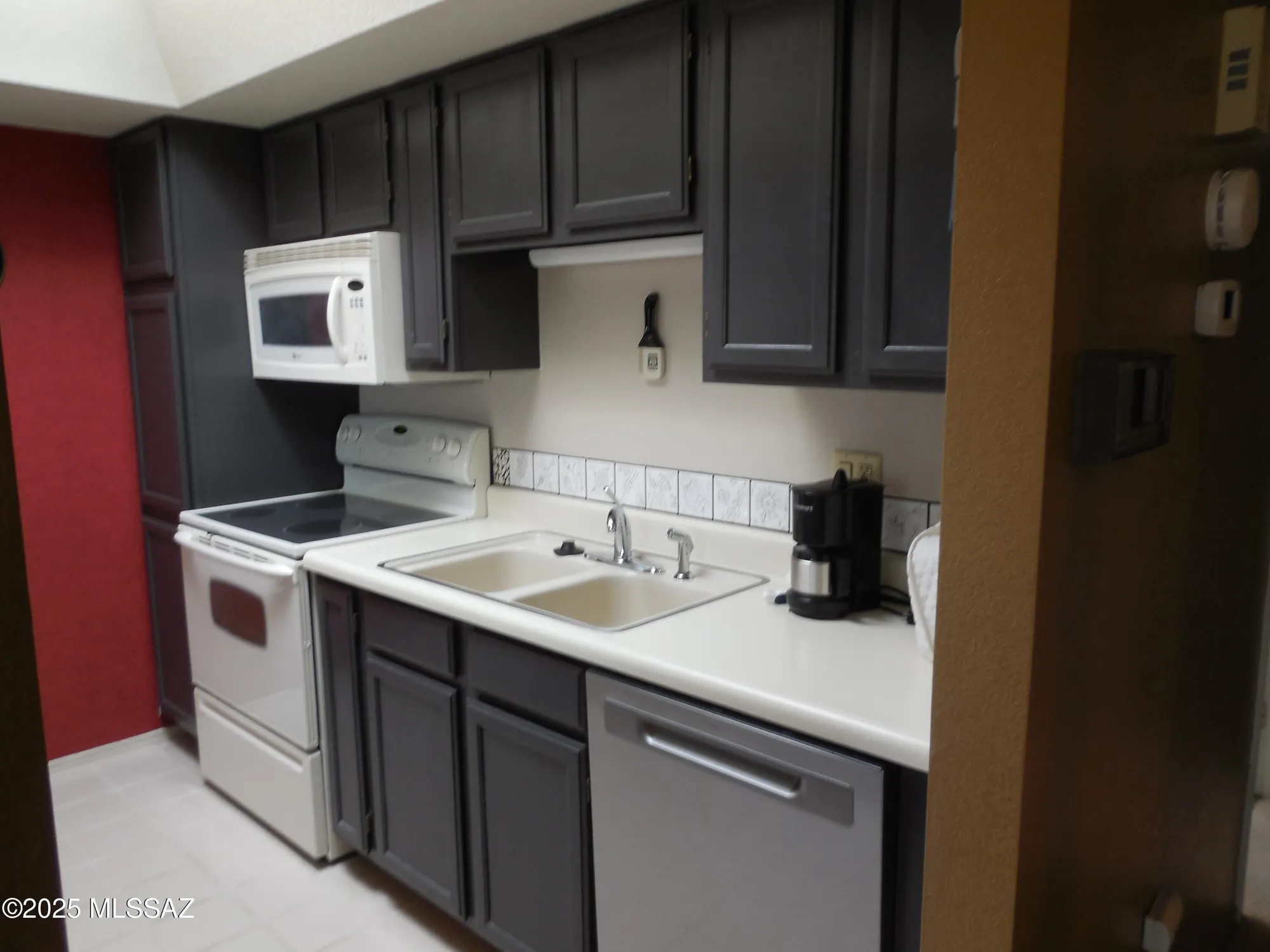 Property Slideshow image 5 of 25 | 1692 w dalehaven cir, Tucson, AZ, 85704