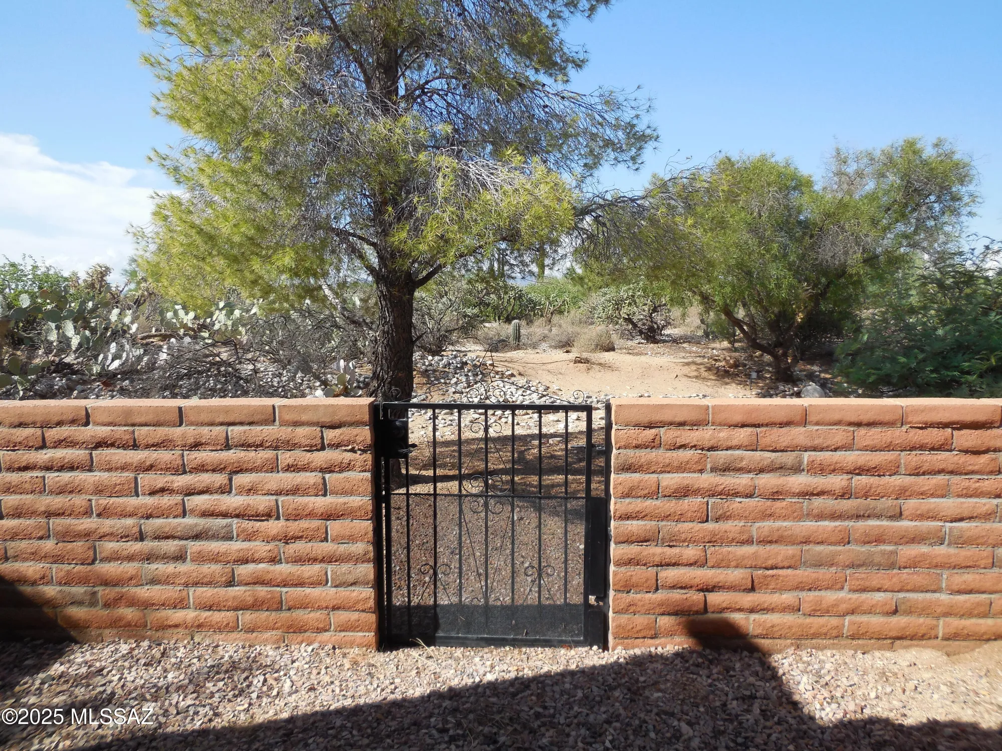 Property Slideshow image 9 of 25 | 1692 w dalehaven cir, Tucson, AZ, 85704