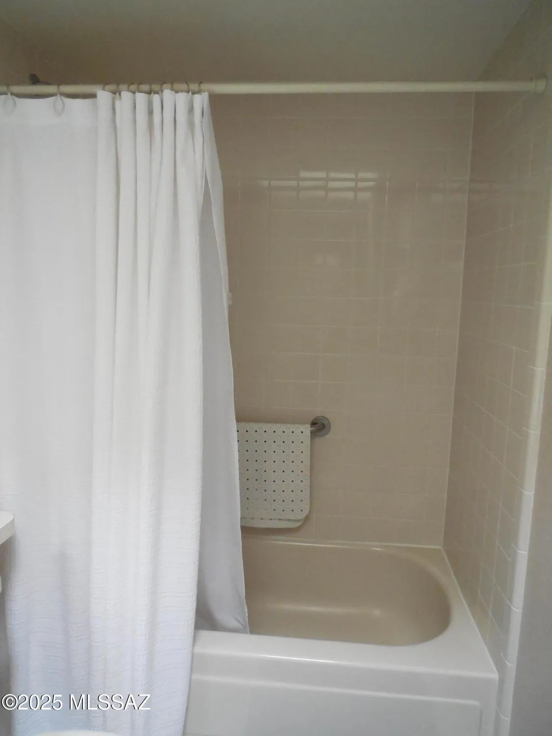 Property Slideshow image 13 of 25 | 1692 w dalehaven cir, Tucson, AZ, 85704