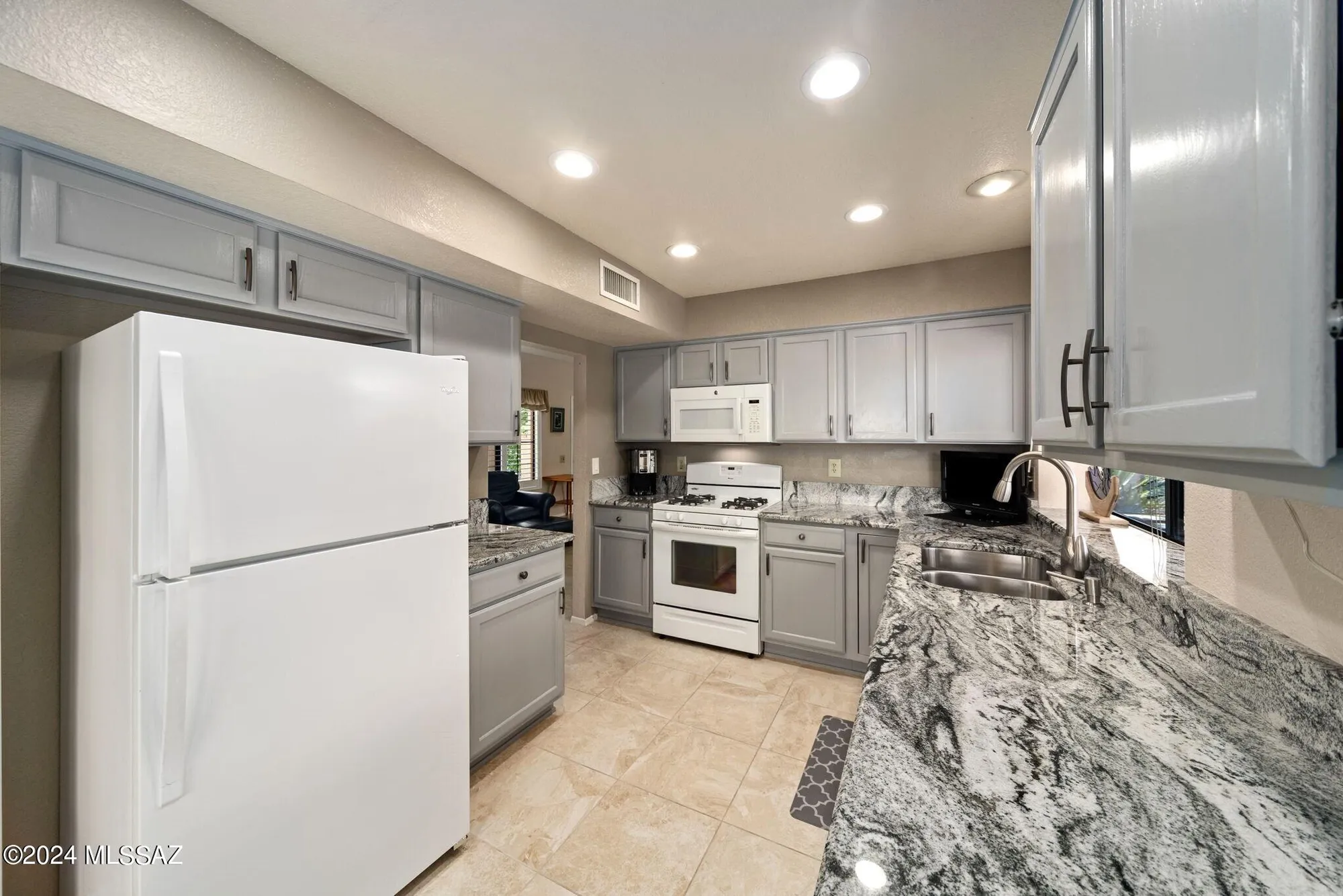 Property Slideshow image 9 of 43 | 1013 e boulder pass, Oro Valley, AZ, 85755