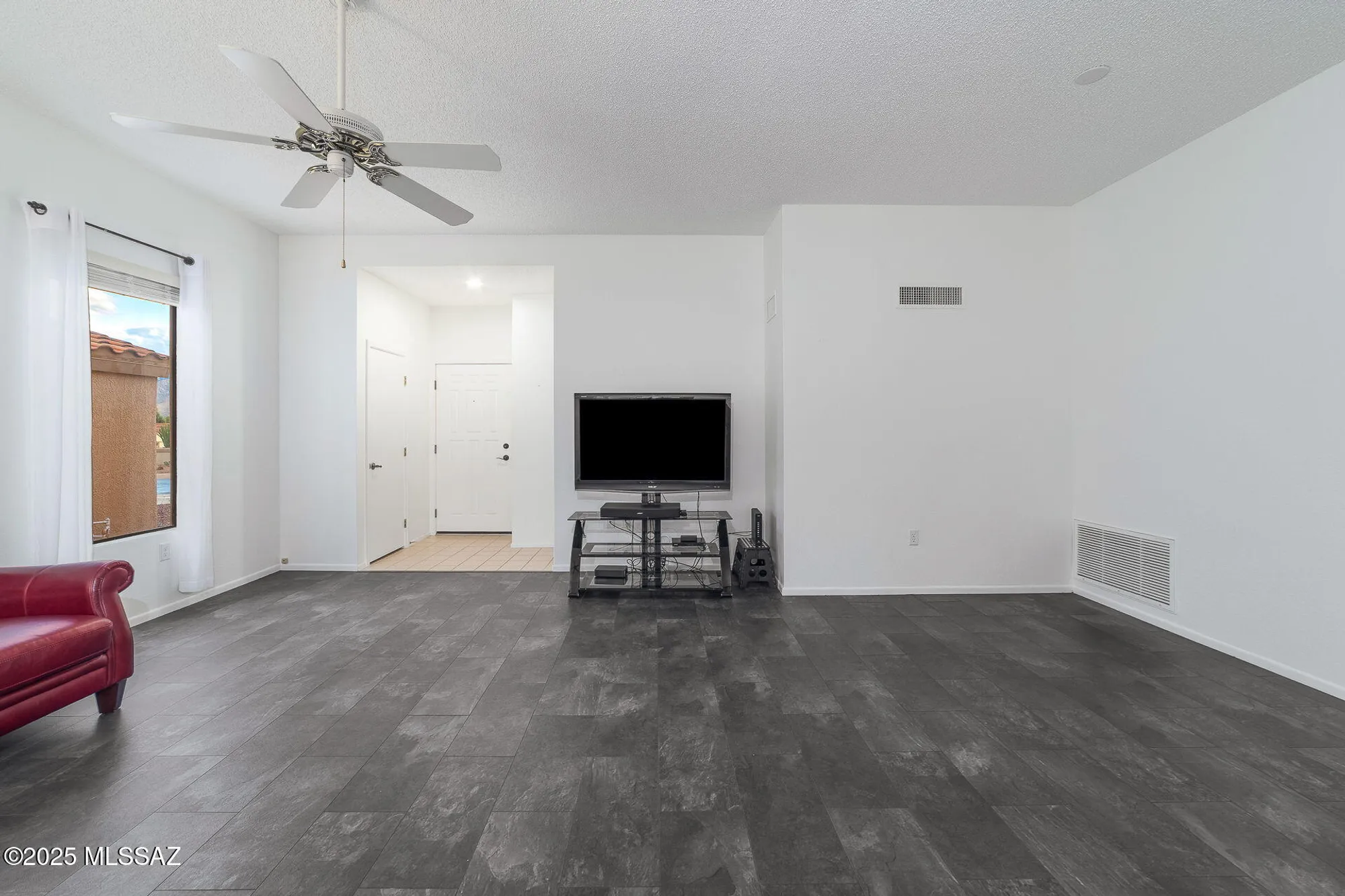 Property Slideshow image 7 of 50 | 1629 e broken bow way, Oro Valley, AZ, 85755