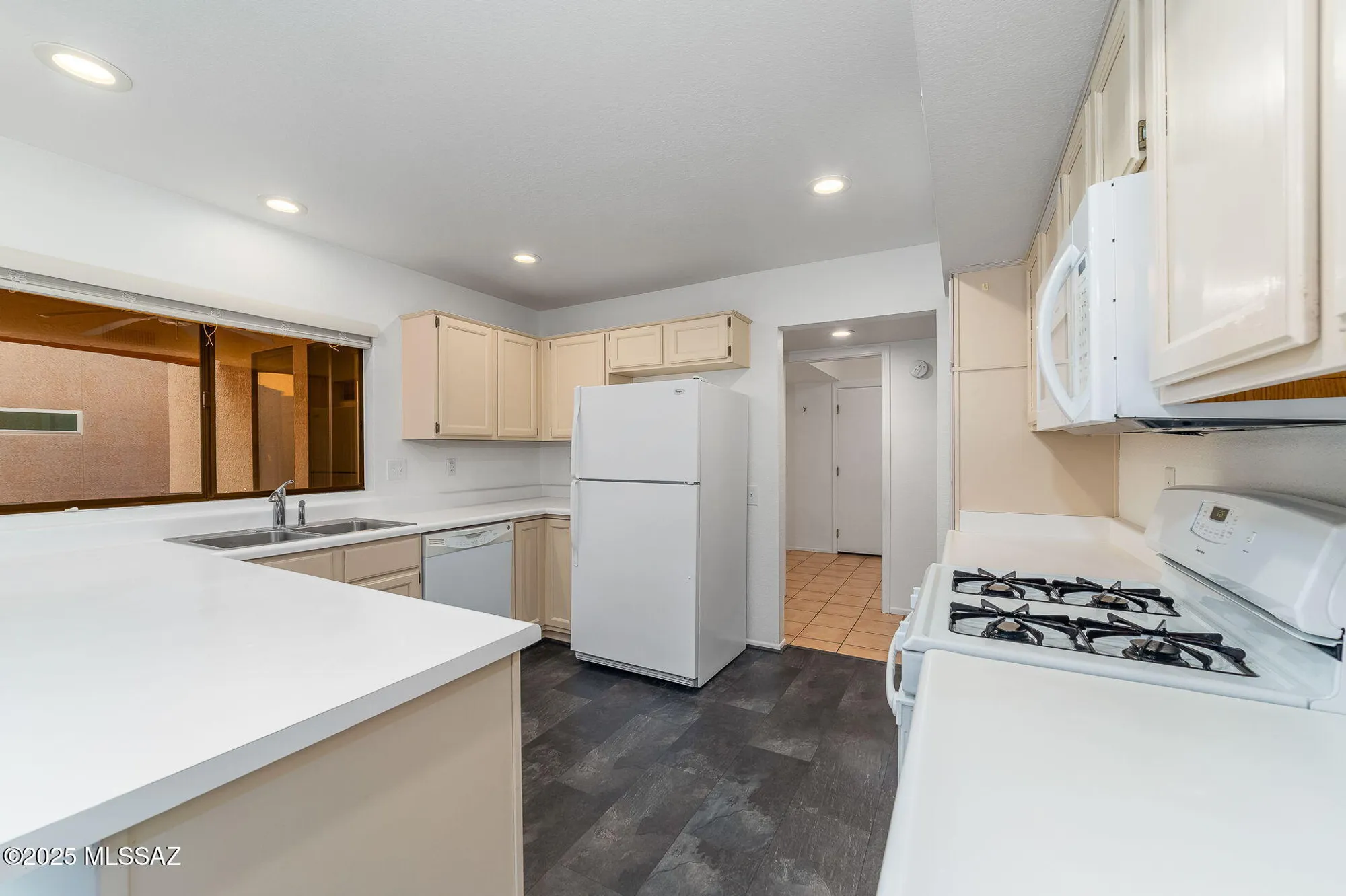 Property Slideshow image 11 of 50 | 1629 e broken bow way, Oro Valley, AZ, 85755