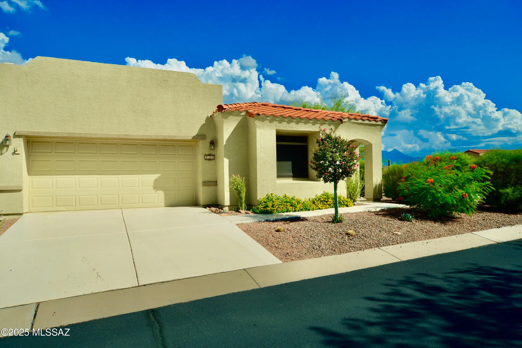 Property Slideshow image 2 of 48 | 733 w shadow wood st, Green Valley, AZ, 85614