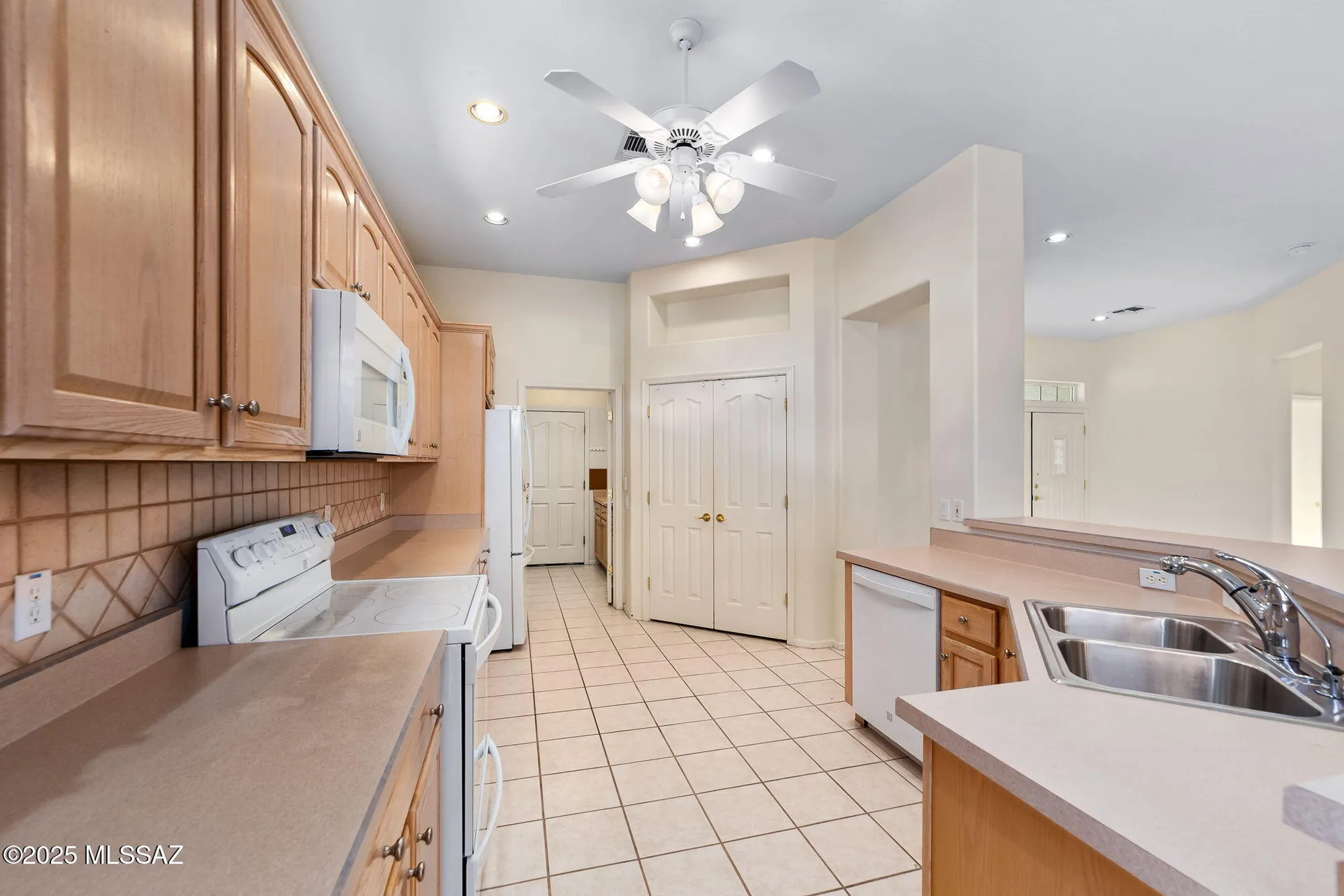 Property Slideshow image 11 of 30 | 13122 n rivercane loop, Marana, AZ, 85658