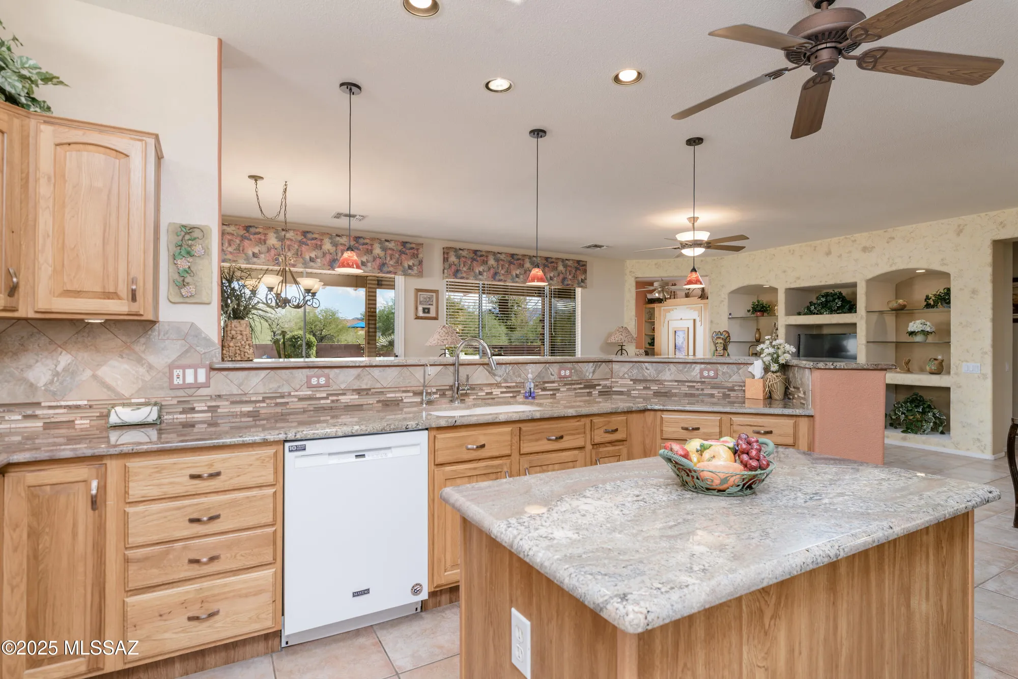 Property Slideshow image 9 of 32 | 9518 n twinkling shadows way, Tucson, AZ, 85743