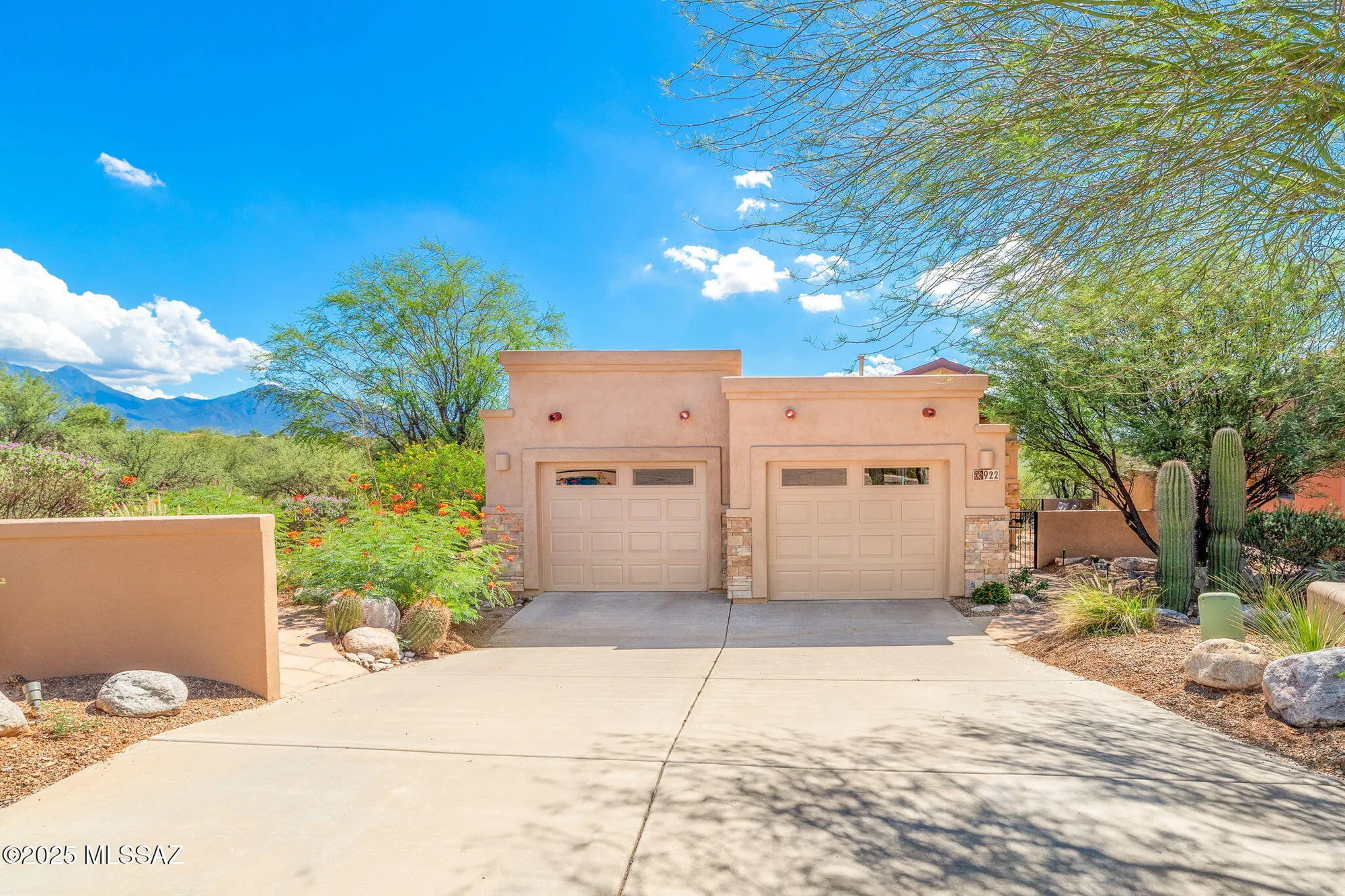 Property Slideshow image 1 of 46 | 922 e vault mine ct, Green Valley, AZ, 85614