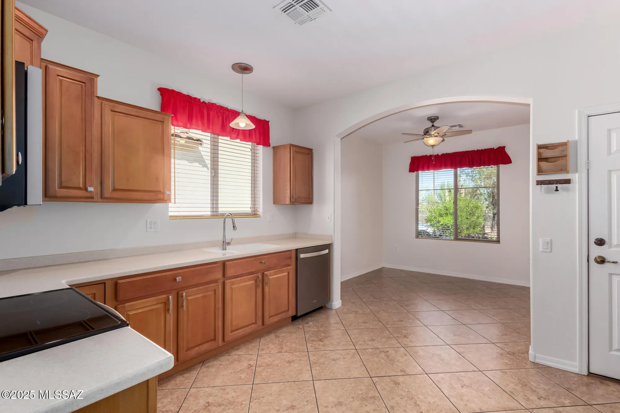 Property Slideshow image 12 of 49 | 275 w calle moncayo, Sahuarita, AZ, 85629