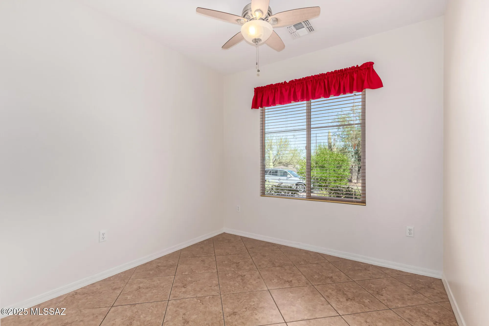 Property Slideshow image 10 of 49 | 275 w calle moncayo, Sahuarita, AZ, 85629