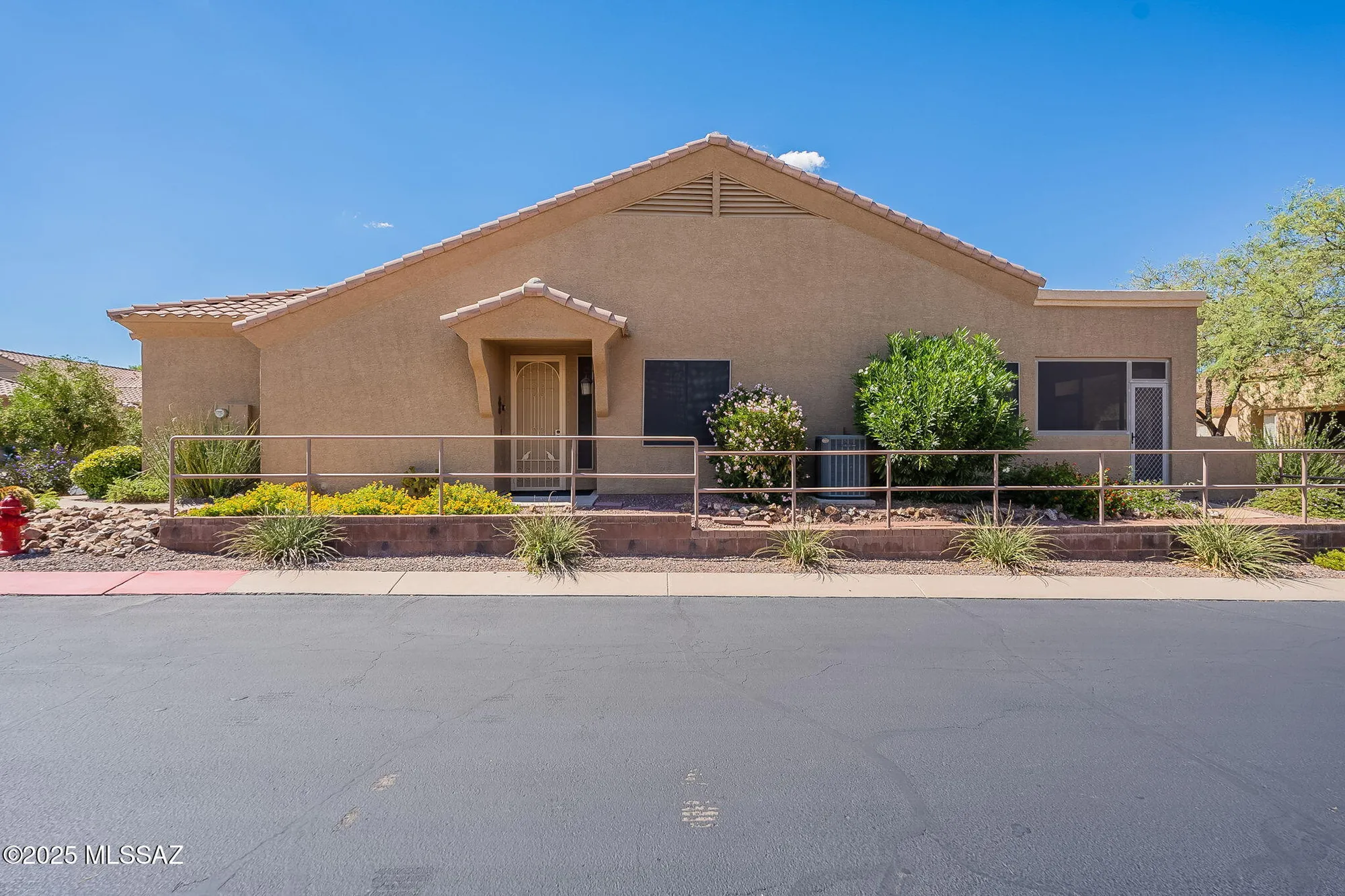 Property Slideshow image 3 of 51 | 472 w knotwood st, Green Valley, AZ, 85614