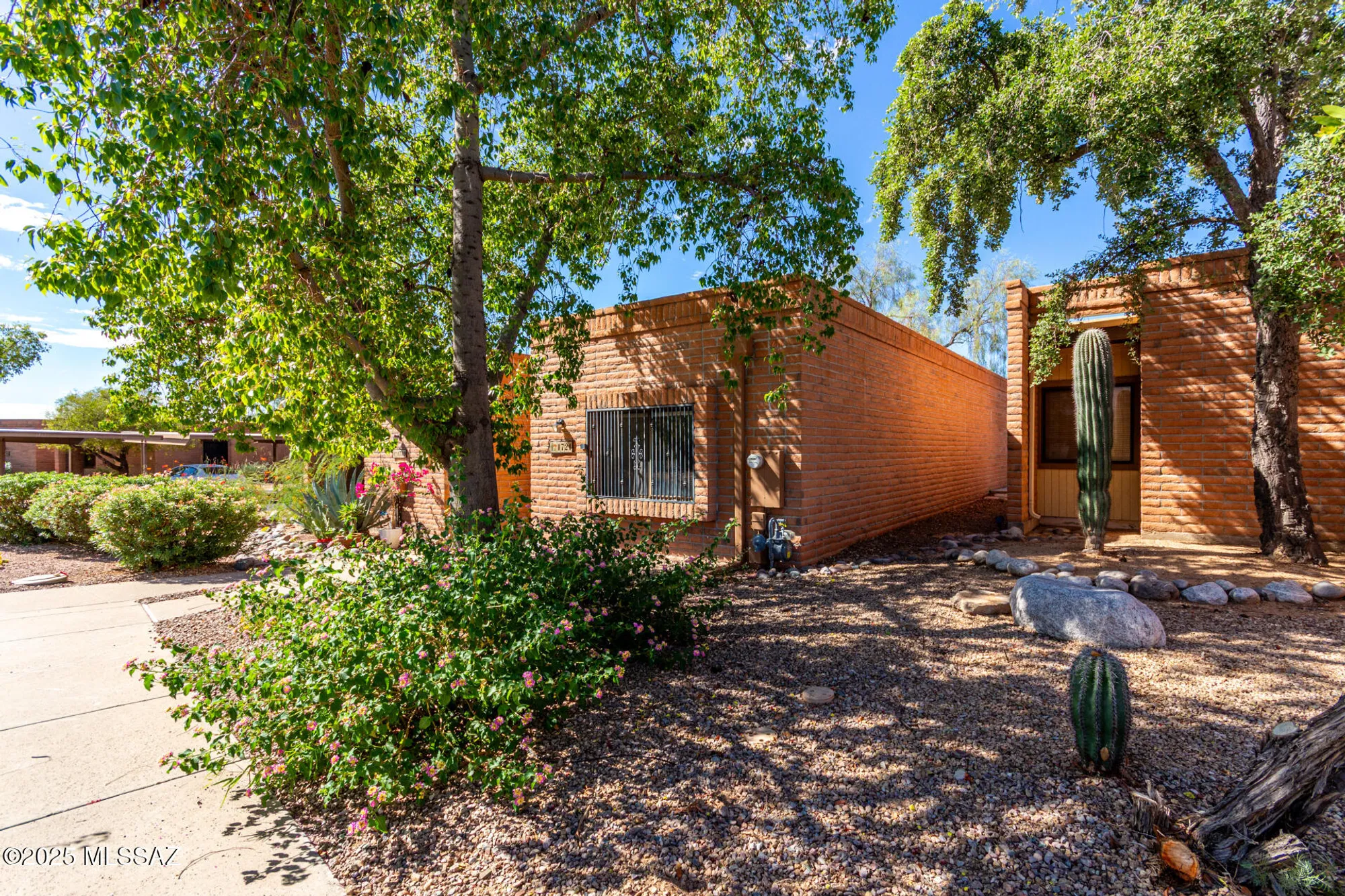 Property Slideshow image 3 of 22 | 1721 w dalehaven cir, Tucson, AZ, 85704