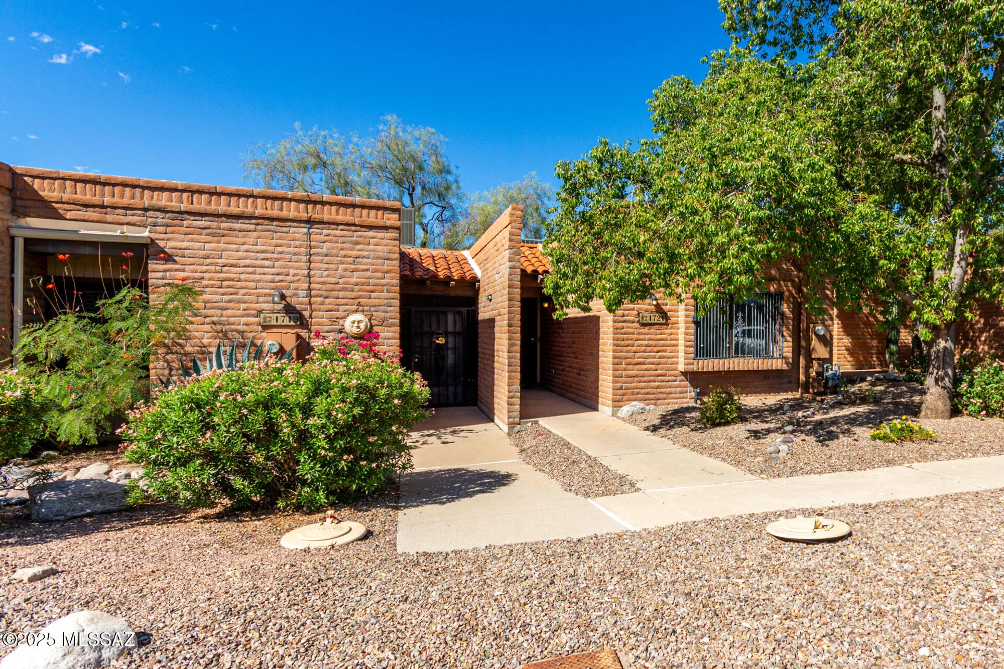 Property Slideshow image 2 of 22 | 1721 w dalehaven cir, Tucson, AZ, 85704