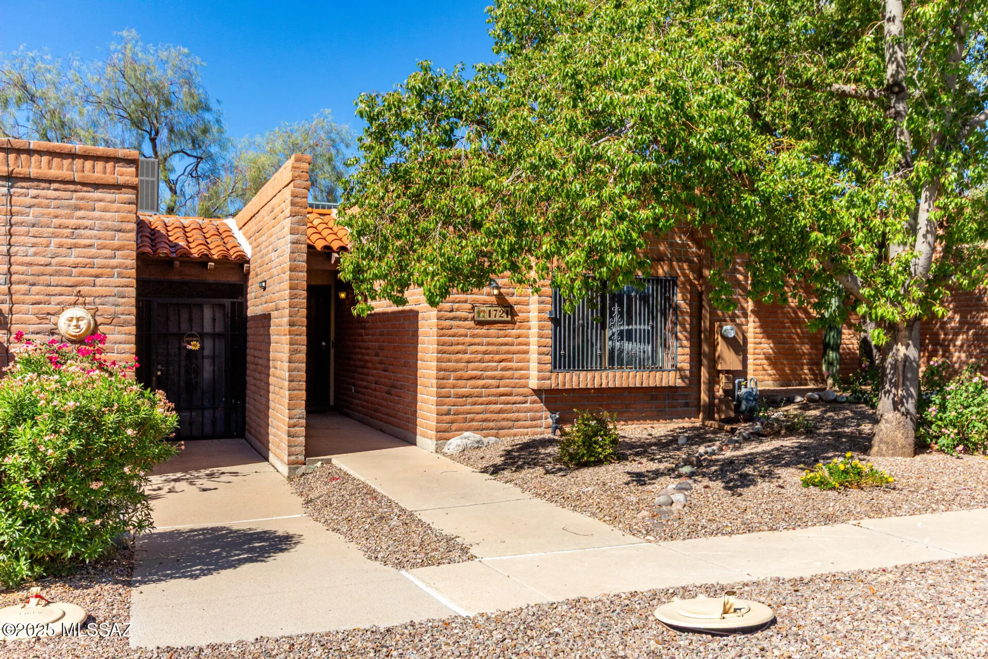 Property Slideshow image 4 of 22 | 1721 w dalehaven cir, Tucson, AZ, 85704