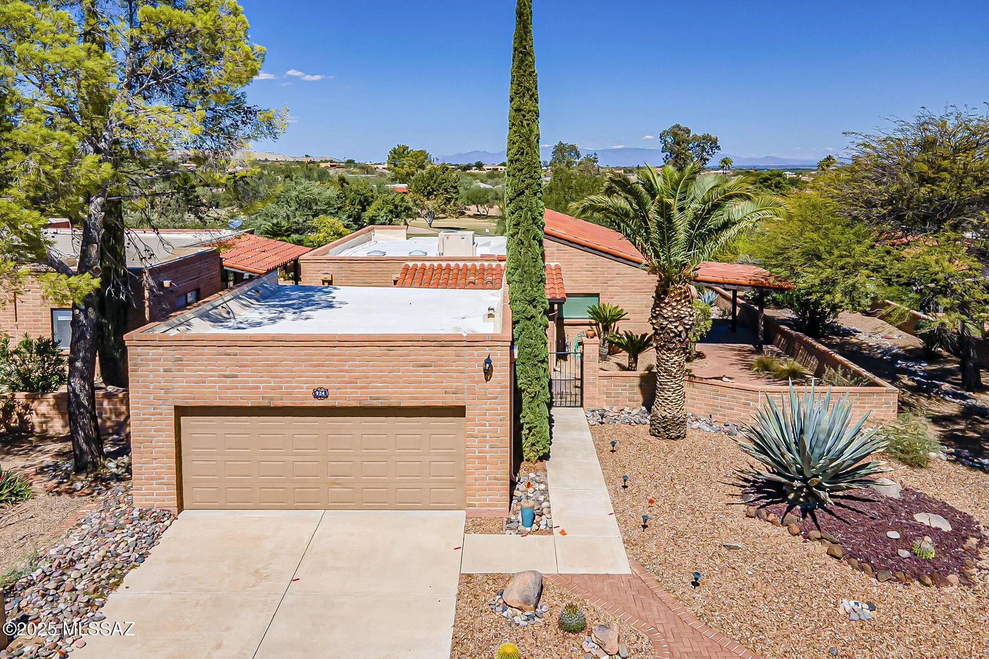 Property Slideshow image 2 of 47 | 924 w desert hills dr, Green Valley, AZ, 85622