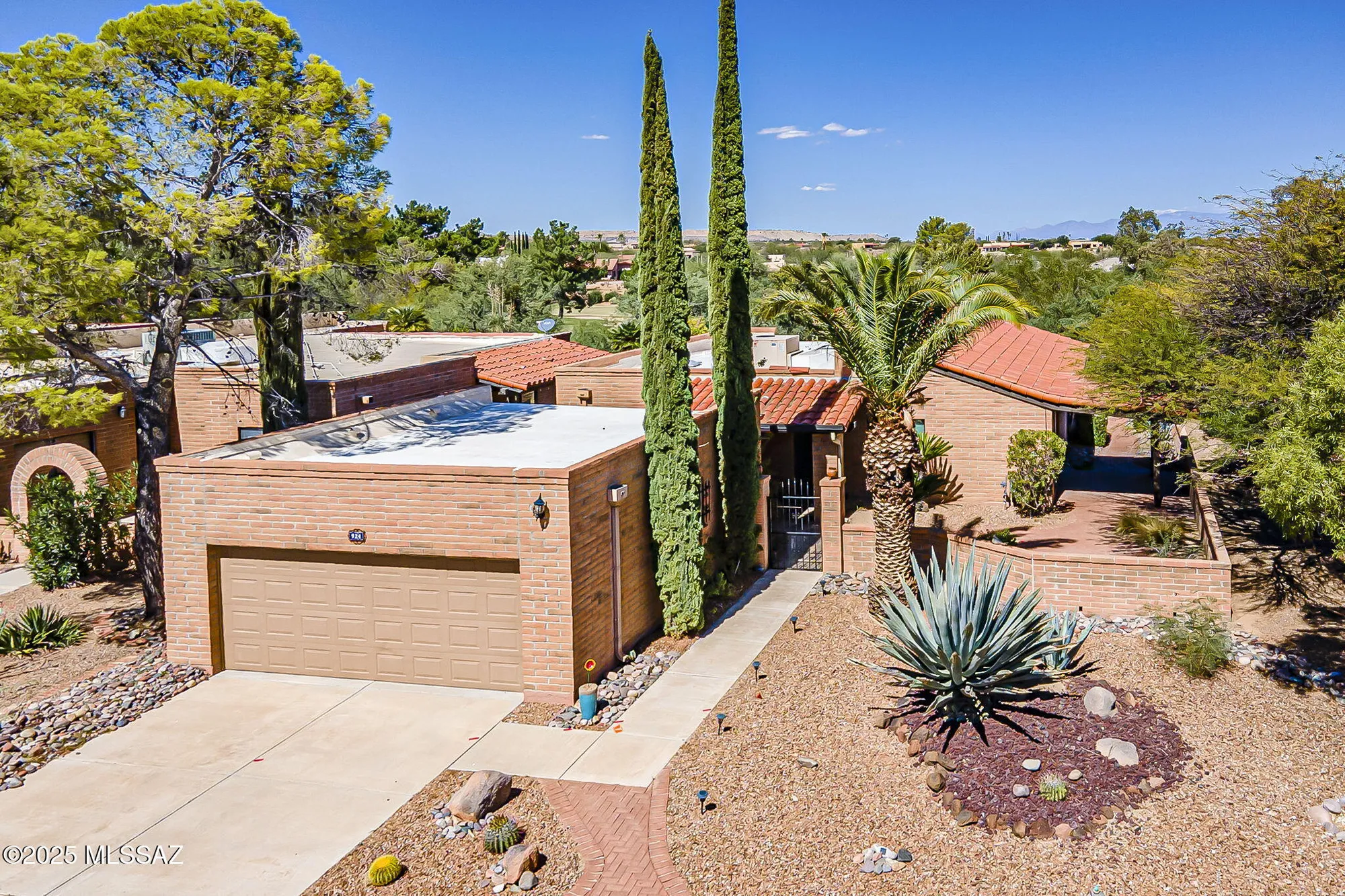 Property Slideshow image 3 of 47 | 924 w desert hills dr, Green Valley, AZ, 85622