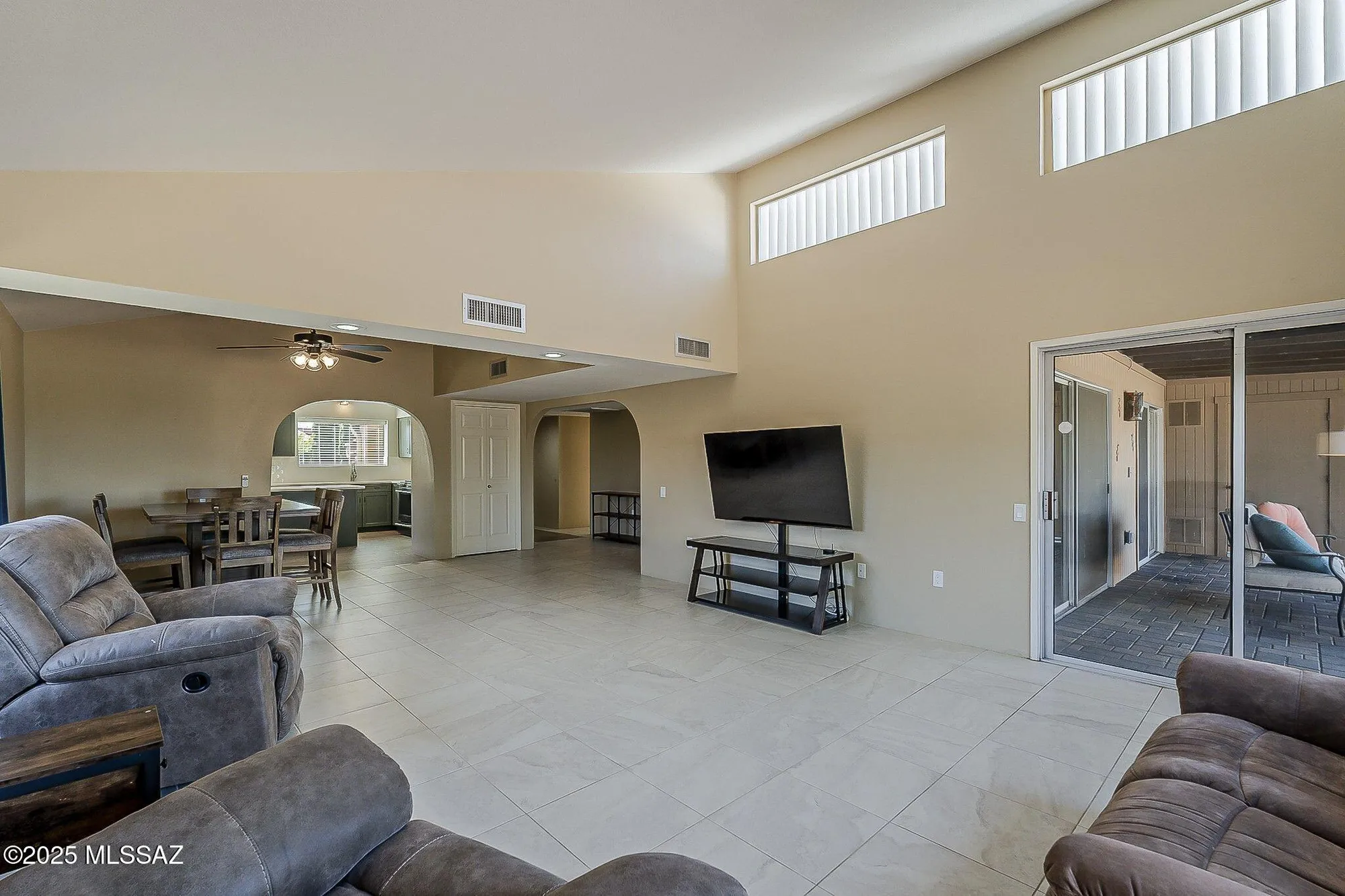 Property Slideshow image 8 of 47 | 924 w desert hills dr, Green Valley, AZ, 85622
