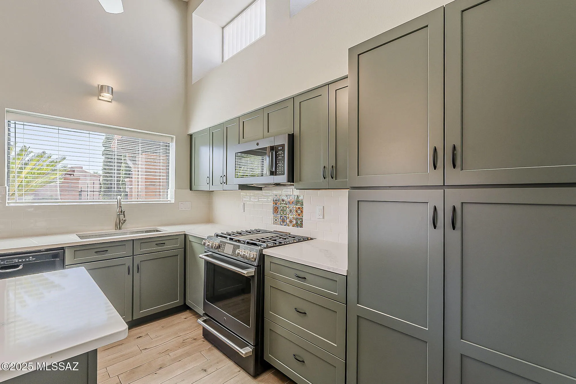 Property Slideshow image 12 of 47 | 924 w desert hills dr, Green Valley, AZ, 85622