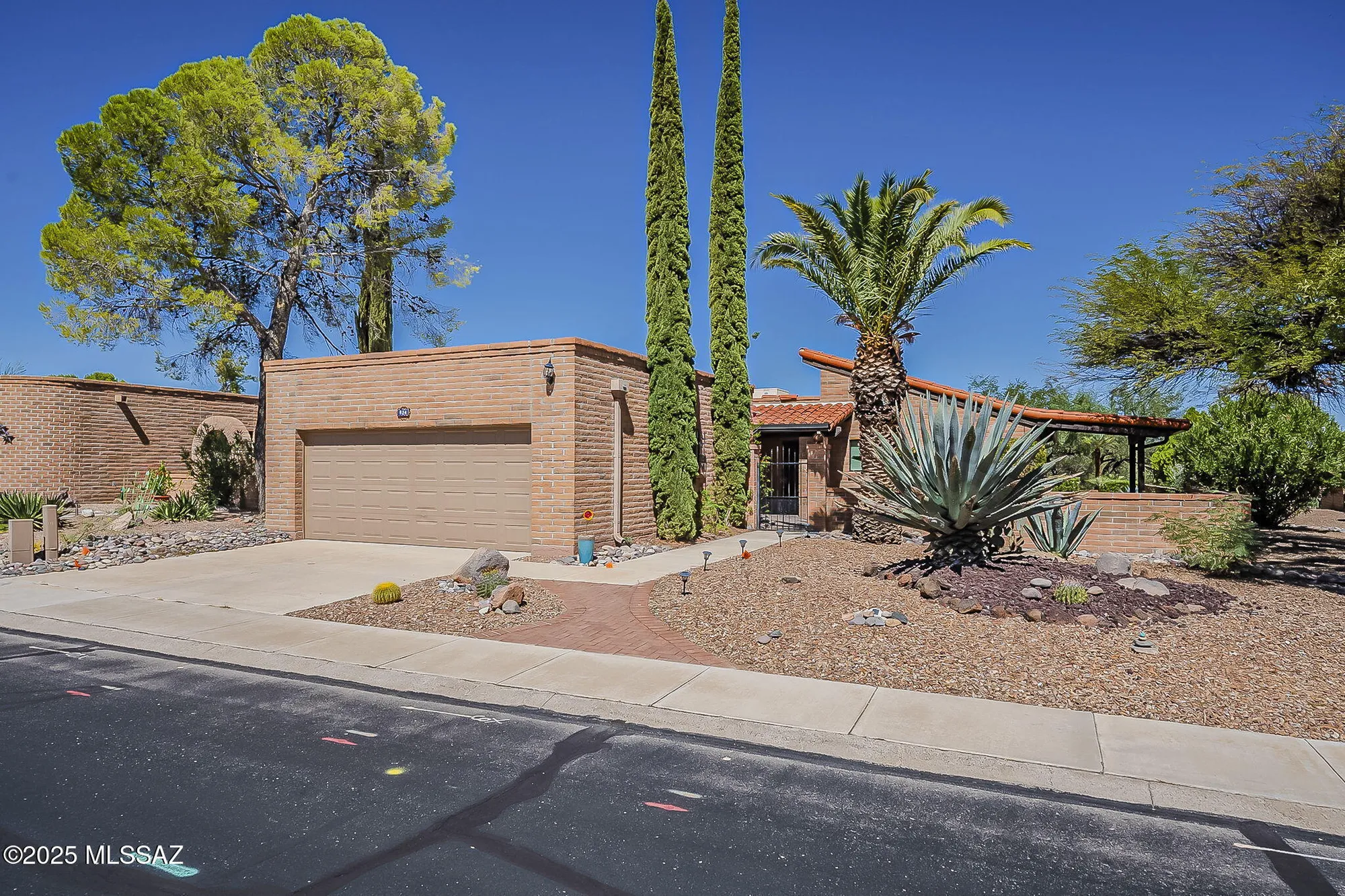 Property Slideshow image 4 of 47 | 924 w desert hills dr, Green Valley, AZ, 85622