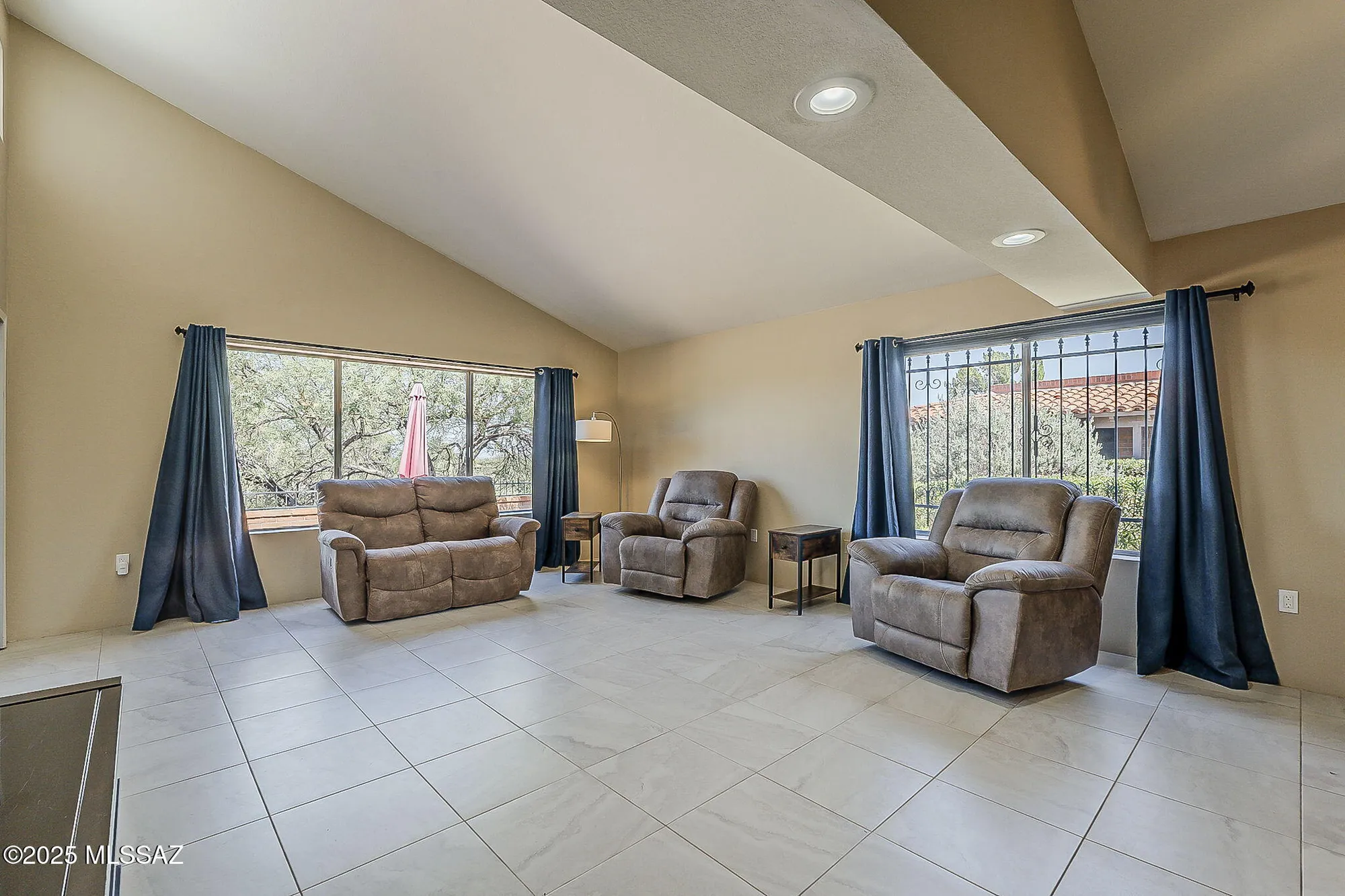 Property Slideshow image 5 of 47 | 924 w desert hills dr, Green Valley, AZ, 85622