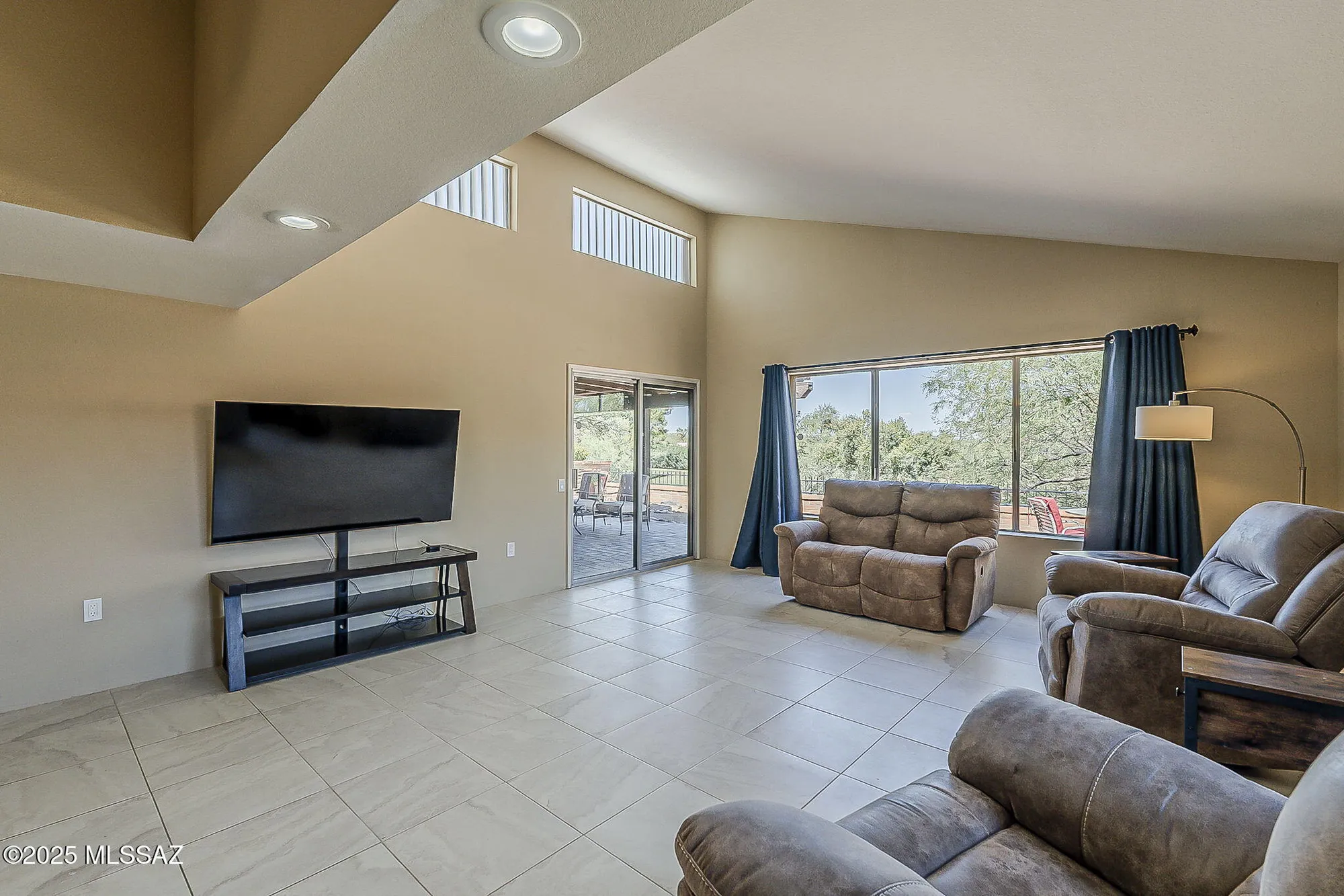 Property Slideshow image 6 of 47 | 924 w desert hills dr, Green Valley, AZ, 85622