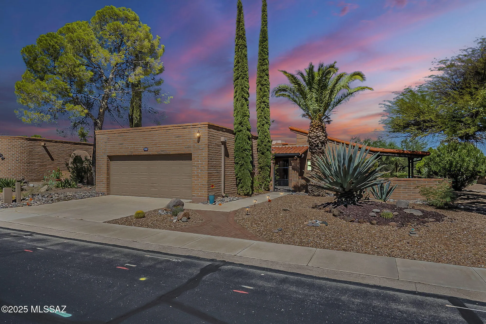 Property Slideshow image 1 of 47 | 924 w desert hills dr, Green Valley, AZ, 85622