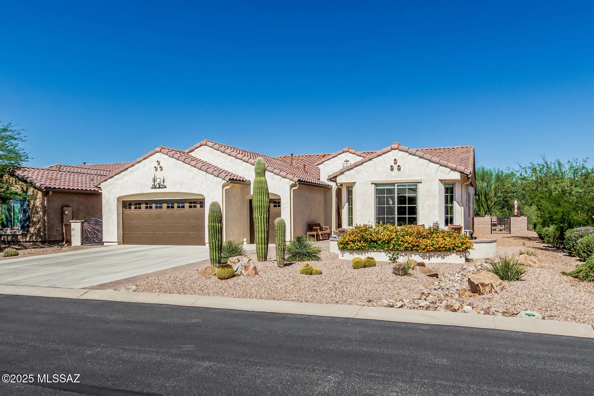 Property Slideshow image 2 of 44 | 2551 e canyon crossing dr, Green Valley, AZ, 85614