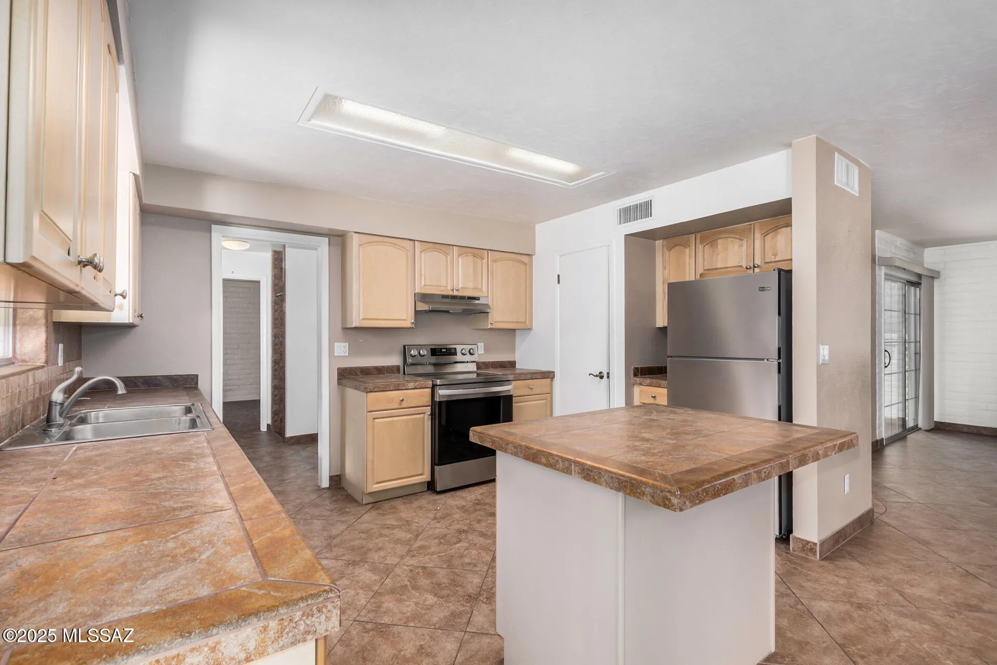 Property Slideshow image 15 of 31 | 741 s abrego dr, Green Valley, AZ, 85614