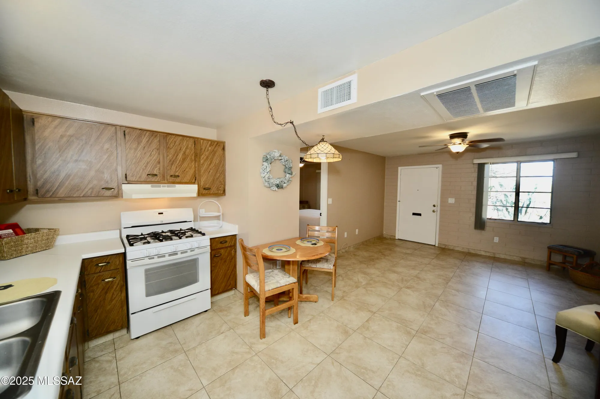 Property Slideshow image 13 of 23 | 401 w esperanza blvd a, Green Valley, AZ, 85614