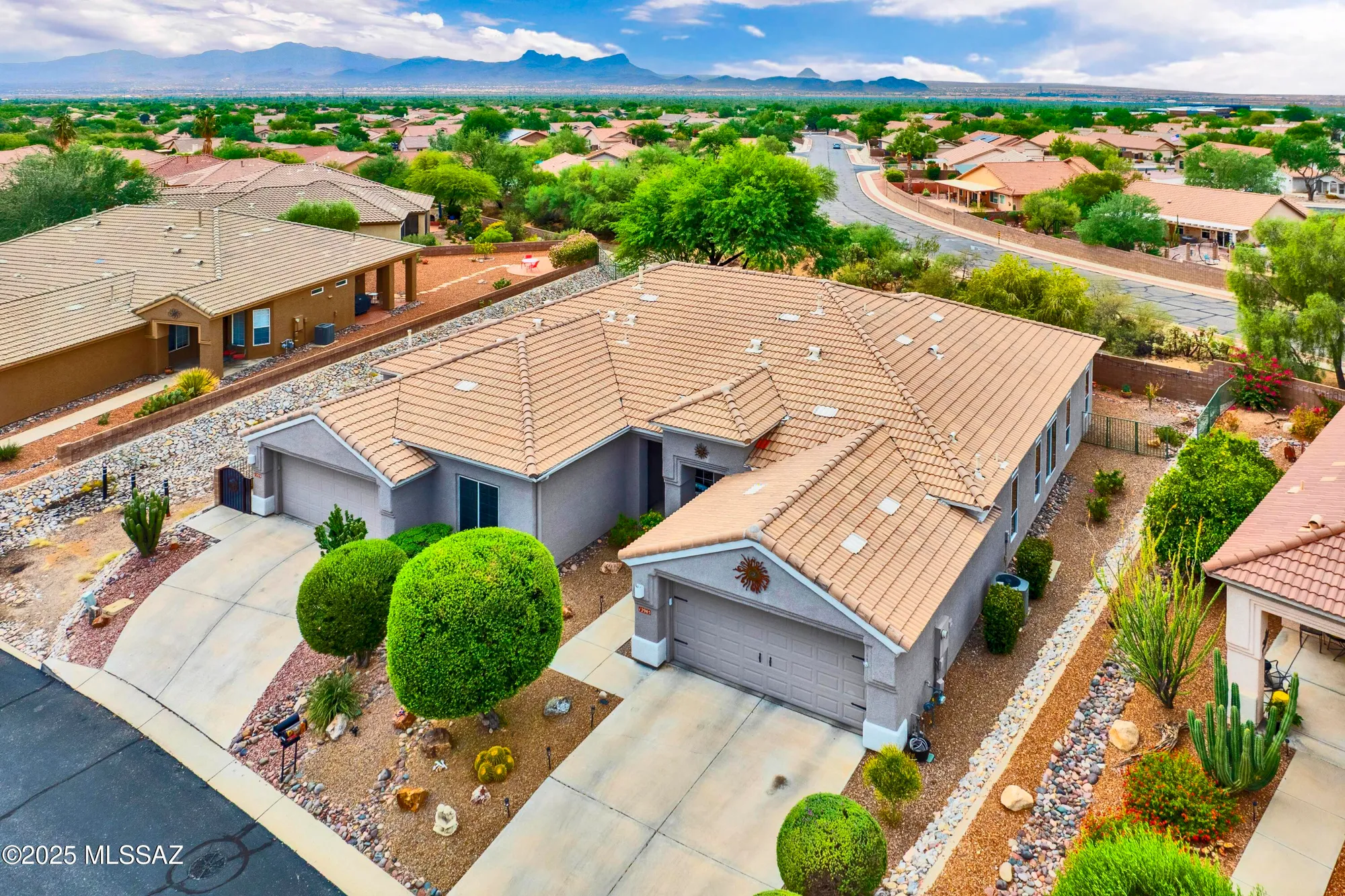 Property Slideshow image 7 of 37 | 12979 n desert flora ln, Marana, AZ, 85658