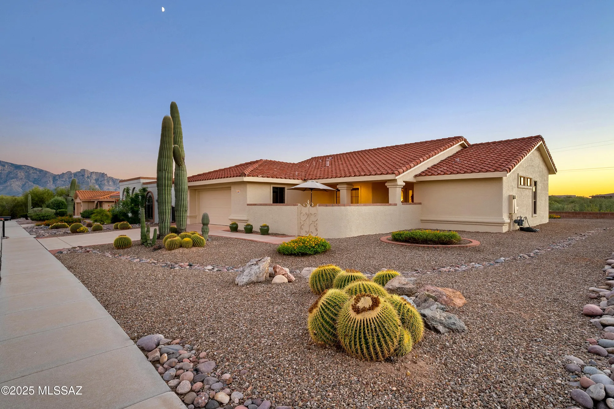 Property Slideshow image 2 of 34 | 826 e desert glen dr, Oro Valley, AZ, 85755