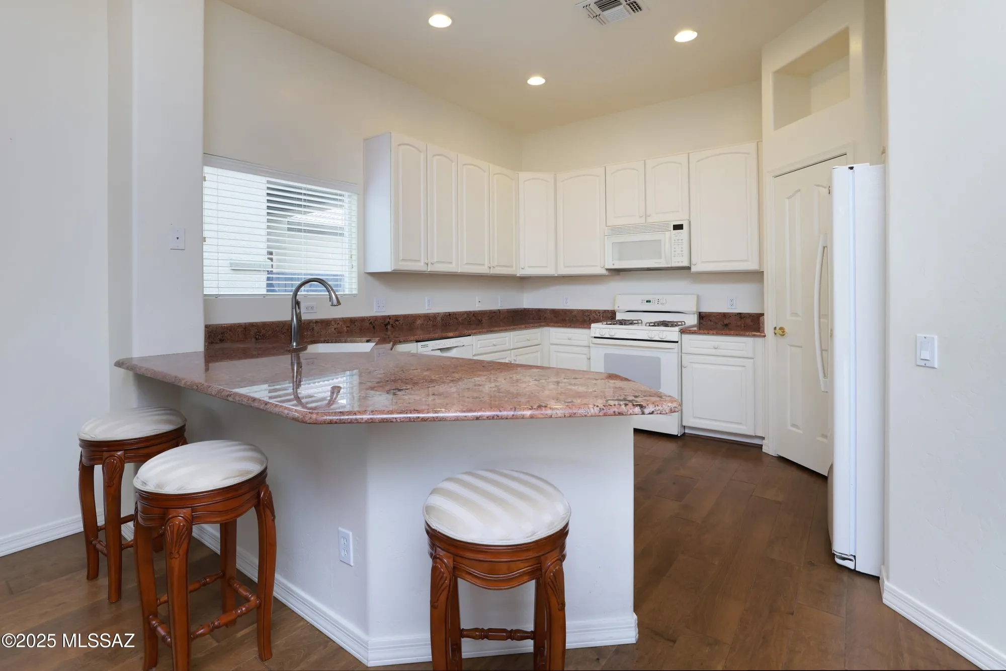 Property Slideshow image 12 of 28 | 13575 n holly grape dr, Marana, AZ, 85658