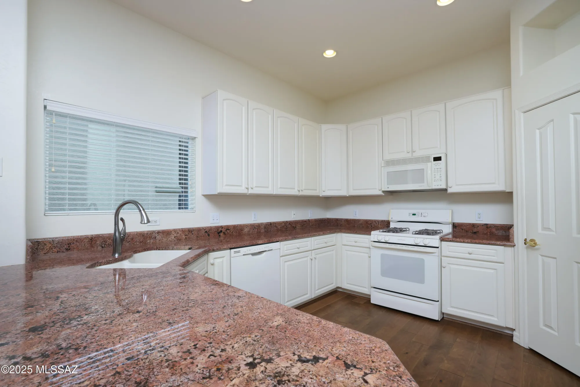 Property Slideshow image 9 of 28 | 13575 n holly grape dr, Marana, AZ, 85658
