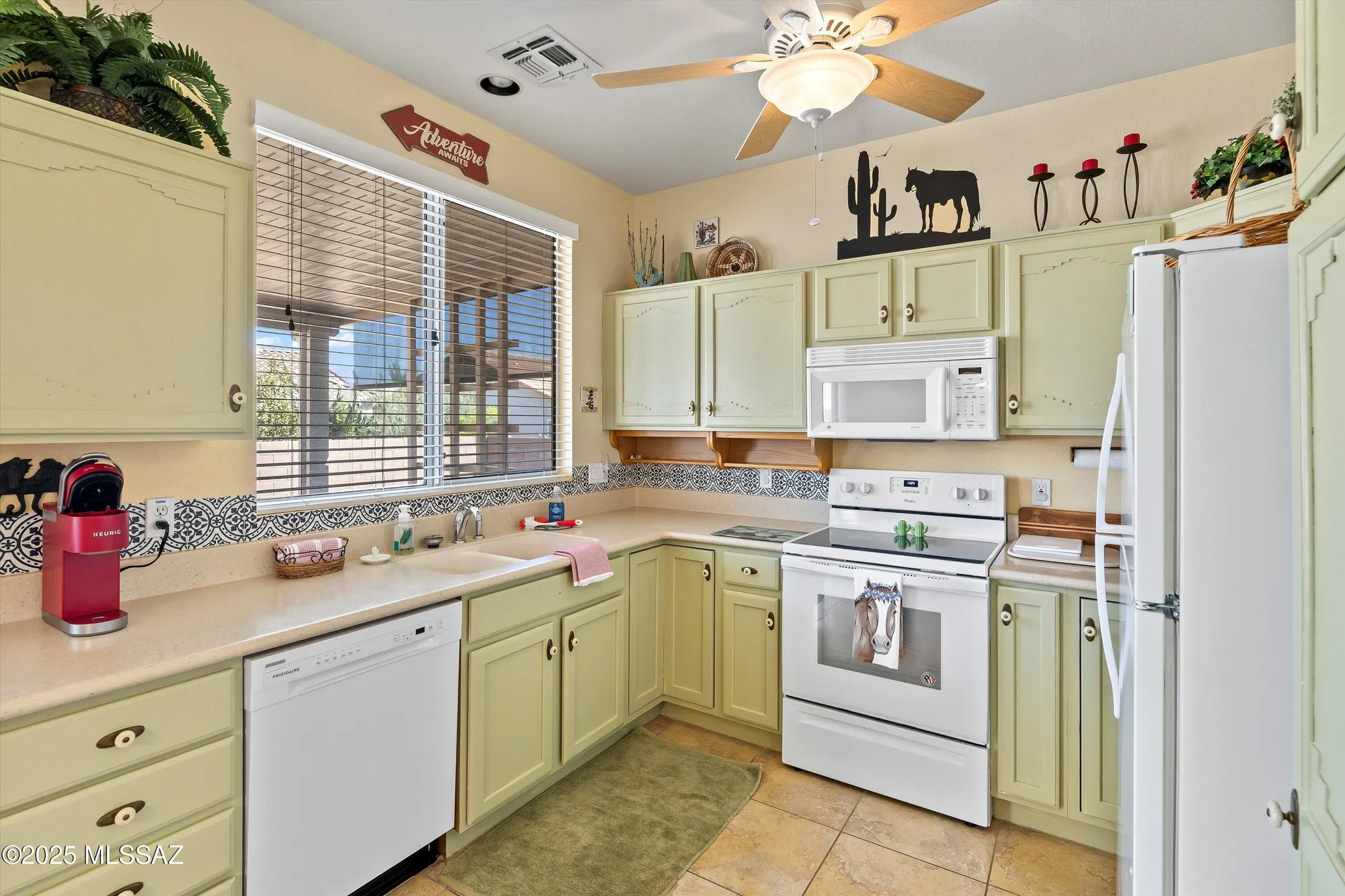 Property Slideshow image 4 of 38 | 8116 w blowing tumbleweed pl, Tucson, AZ, 85743