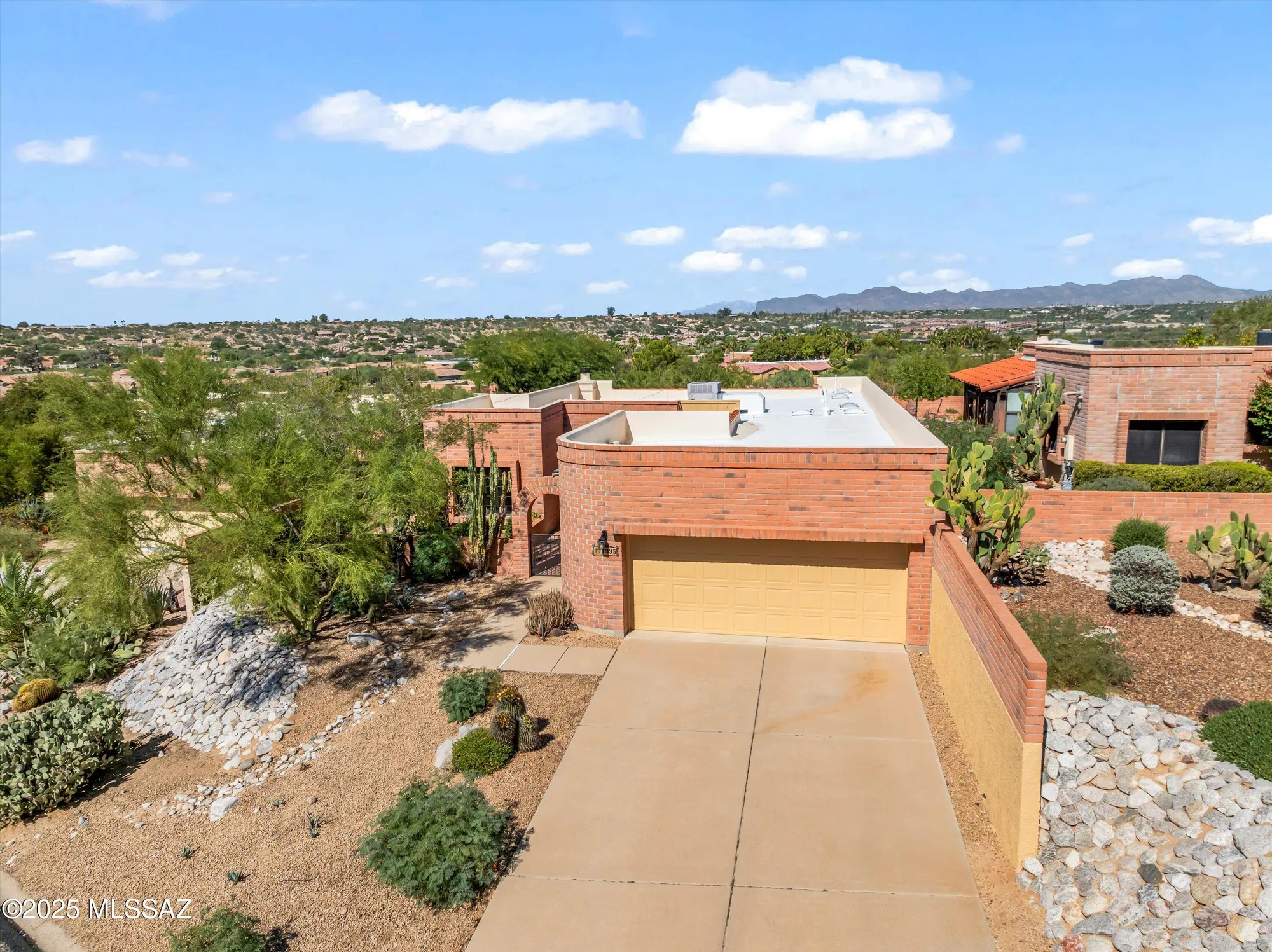 Property Slideshow image 1 of 36 | 1995 w ashbrook dr, Tucson, AZ, 85704
