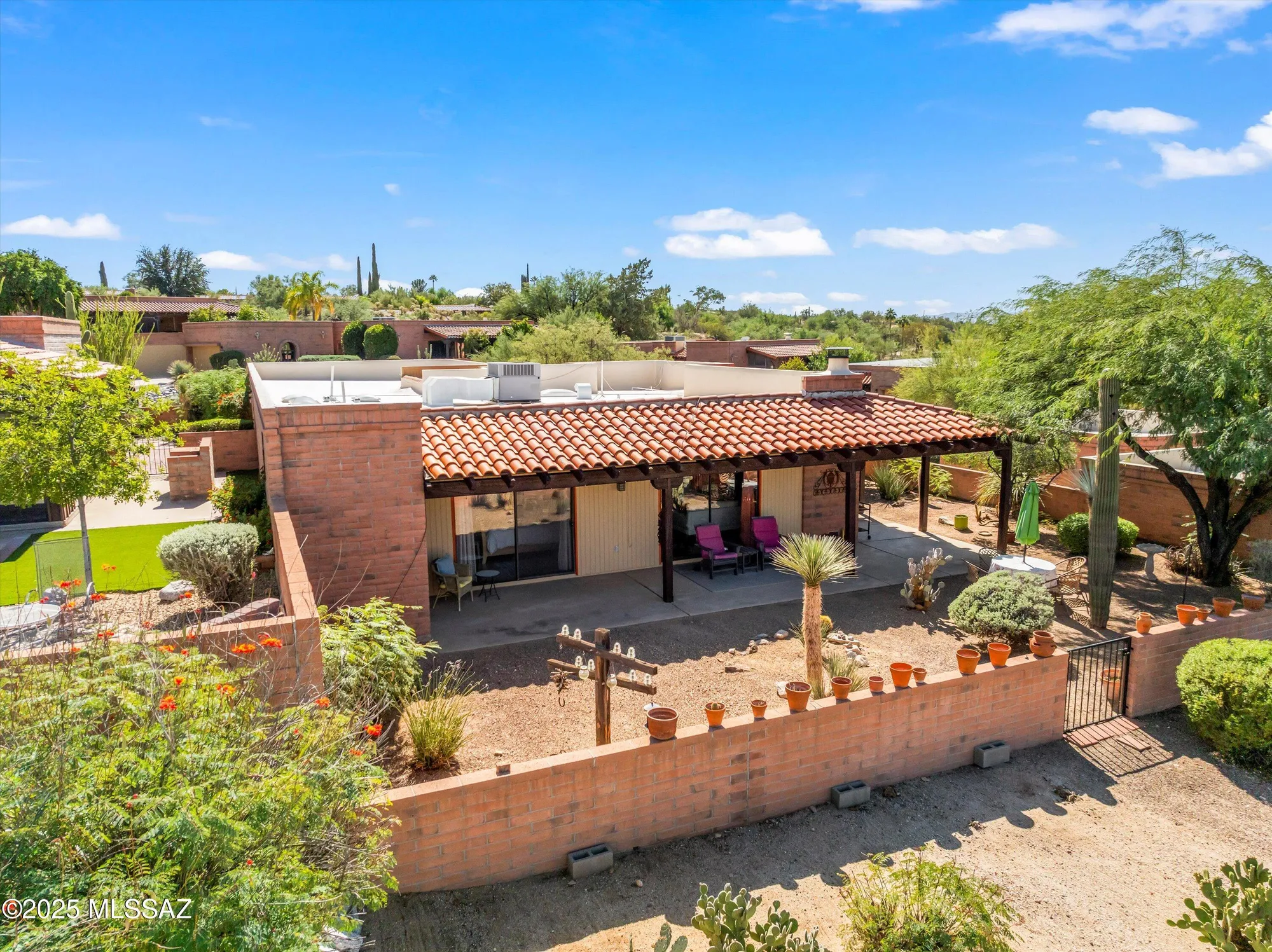Property Slideshow image 3 of 36 | 1995 w ashbrook dr, Tucson, AZ, 85704