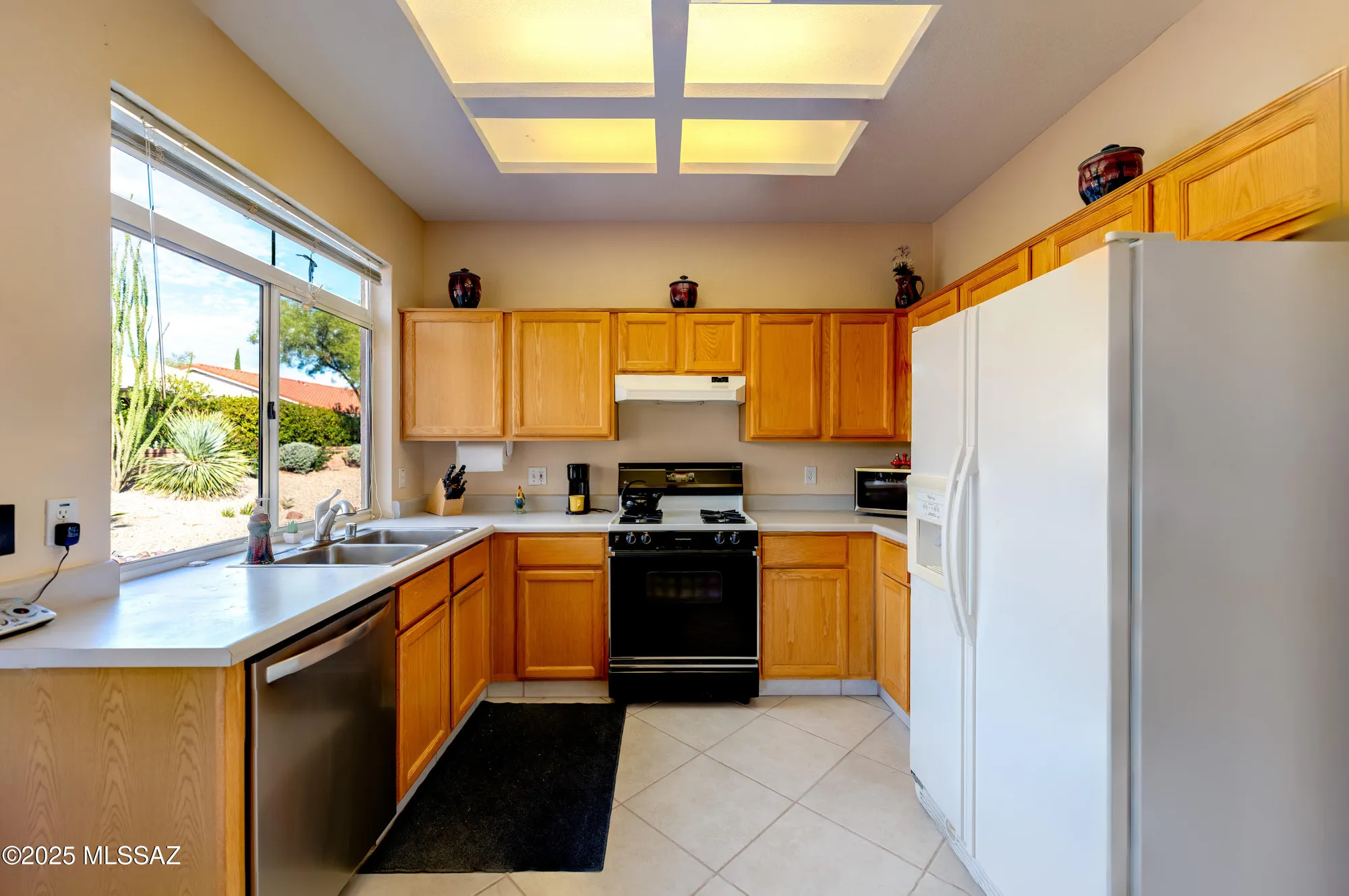 Property Slideshow image 10 of 28 | 1329 e royal ridge dr, Oro Valley, AZ, 85755