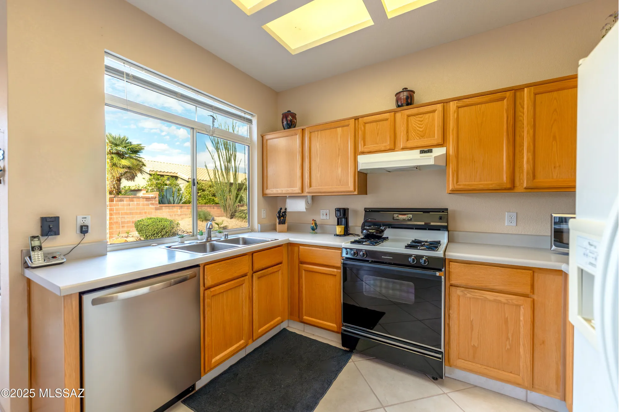 Property Slideshow image 9 of 28 | 1329 e royal ridge dr, Oro Valley, AZ, 85755