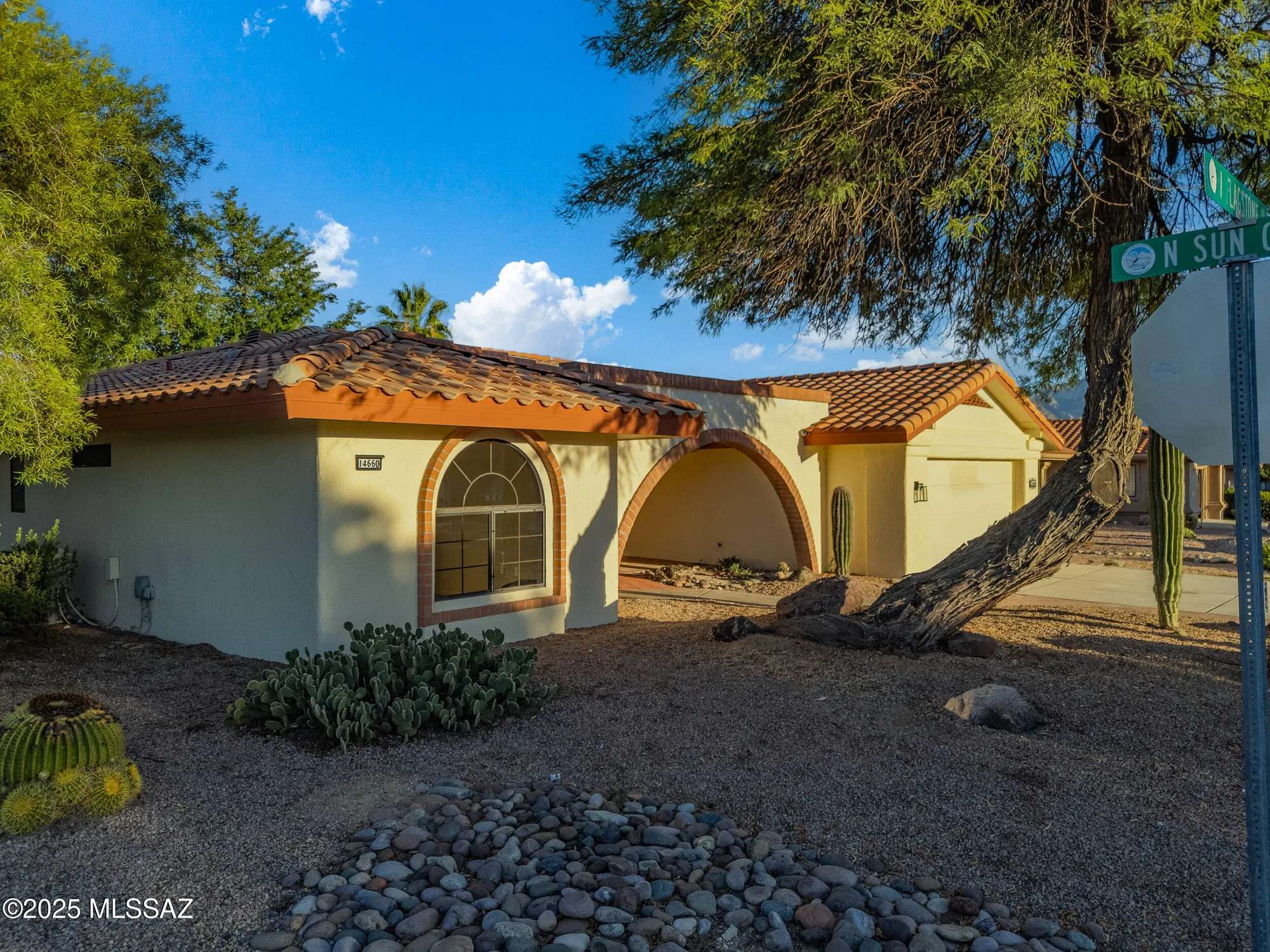 Property Slideshow image 2 of 42 | 14660 n flagstone dr, Oro Valley, AZ, 85755