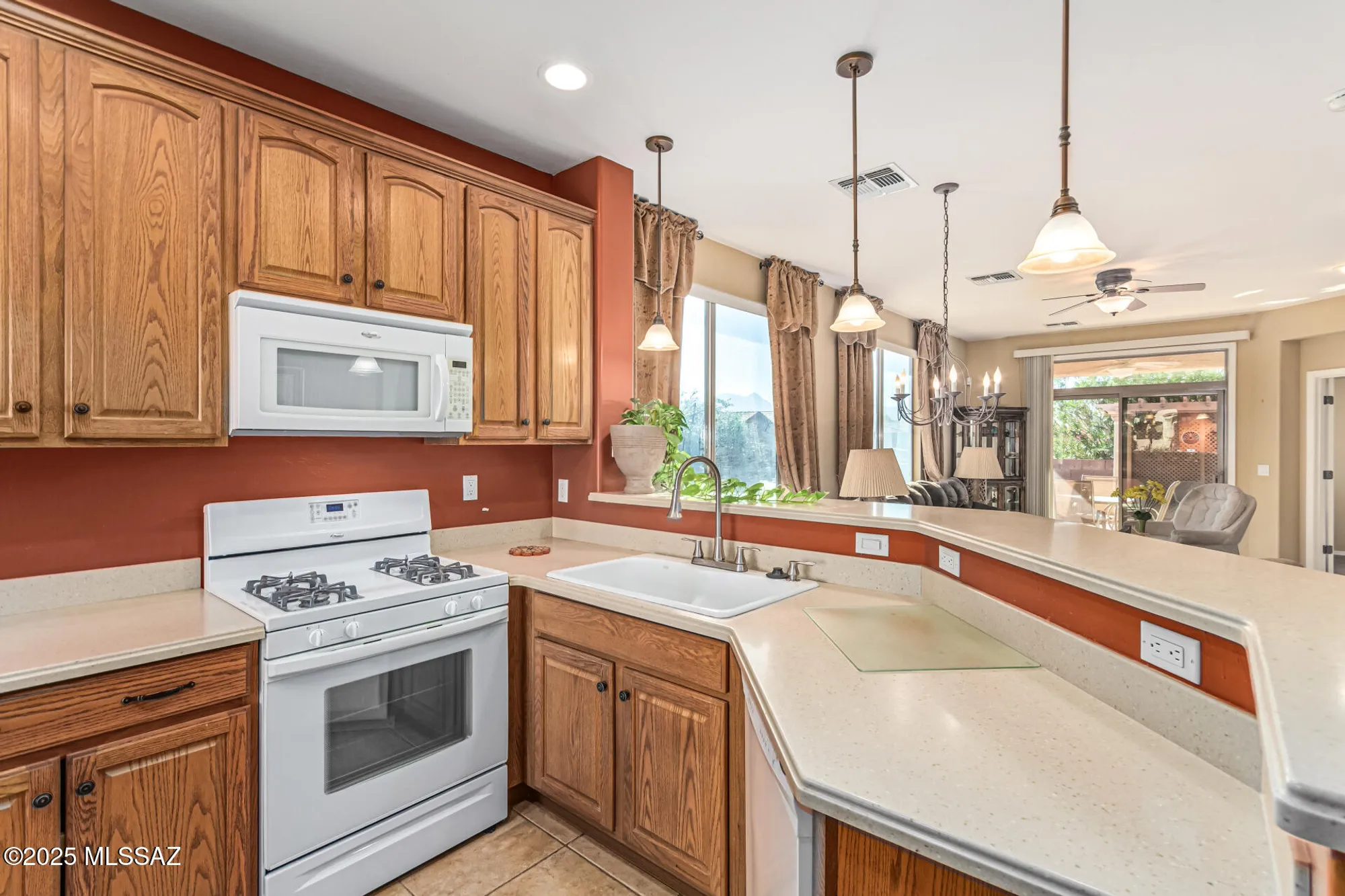 Property Slideshow image 8 of 36 | 423 w chardin dr, Green Valley, AZ, 85614