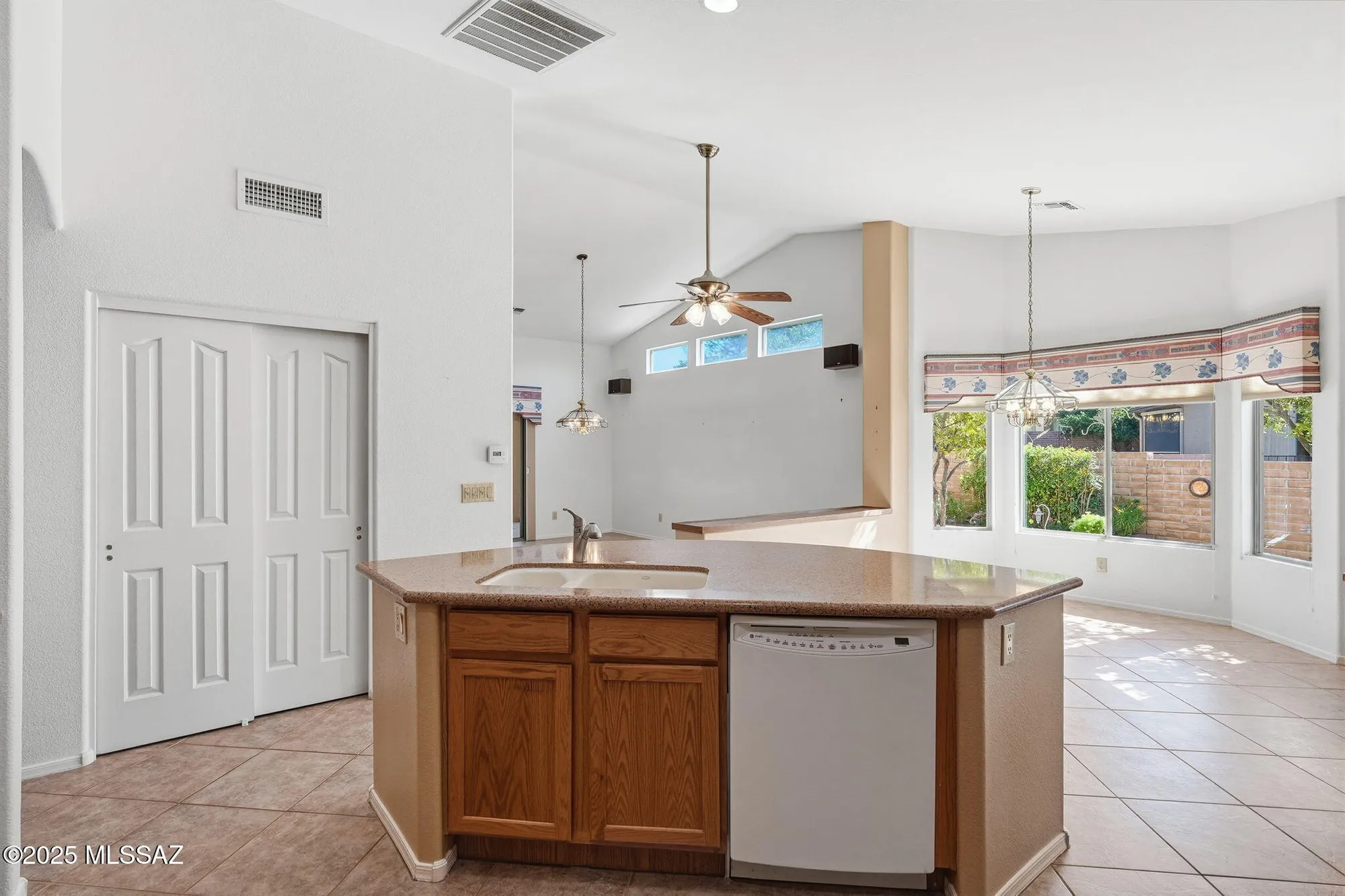 Property Slideshow image 4 of 38 | 916 n gulch dr, Green Valley, AZ, 85614